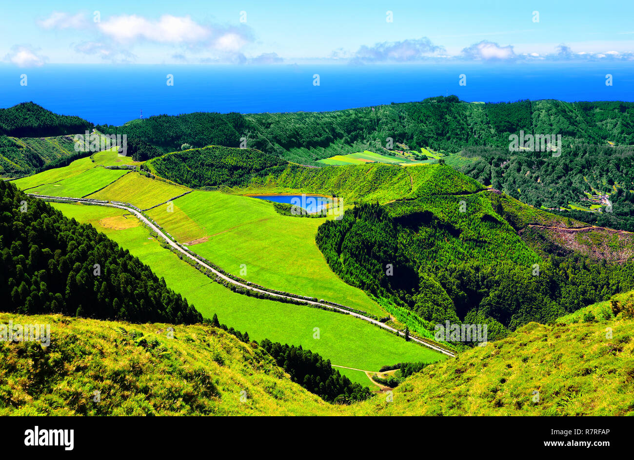 Lagoa Rasa, São Miguel Island, Azzorre, del Portogallo, dell'Europa. Il lago è situato nel cratere vulcanico delle Sete Cidades /Sette Città/ nel suo cratere. Foto Stock
