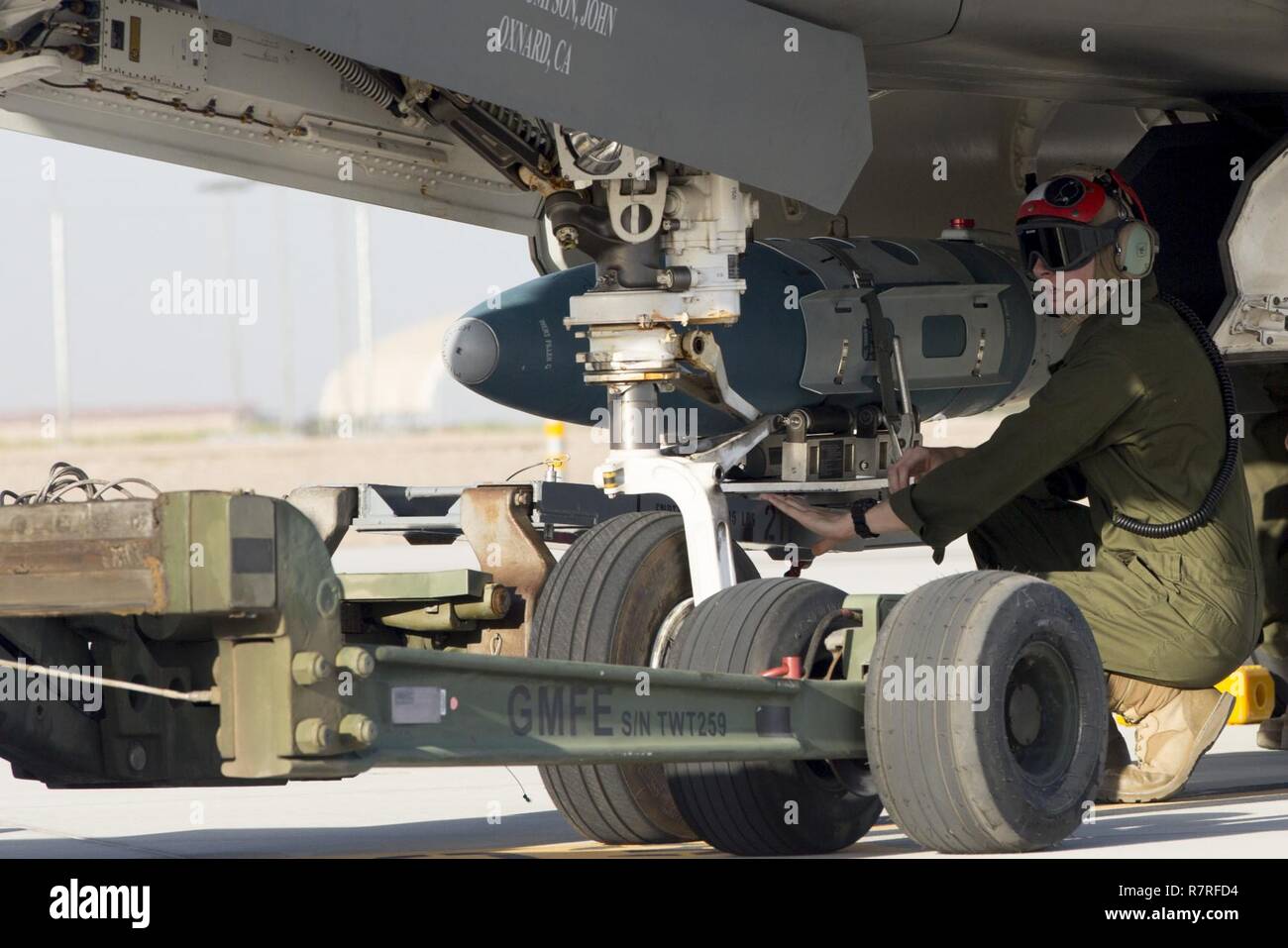 Stati Uniti Marines con VMFA-211 e U.S. Marines con Marine Aviation di armi e tattiche di uno squadrone (MAWTS-1) condurre un carico caldo sulla F-35B Lightning II durante la selezione di armi e tattiche corso istruttori (WTI) 2-17 al Marine Corps Air Station Yuma, Ariz., 30 marzo 2017. Il caricamento di munizioni è stata incentrata sul caricamento del velivolo mentre il pilota è a bordo e il motore è in esecuzione che fornisce la Marine Corps con una capacità di proiettare aria Marine Power in avanti sul campo di battaglia mentre aerei diminuisce il tempo di risposta e di aumentare sortie generazione. Foto Stock