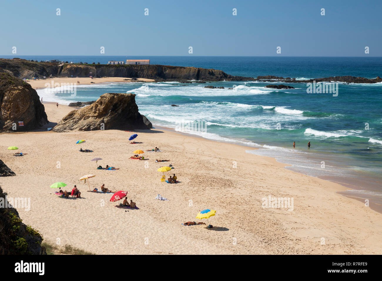 Vista su Praia de Almograve beach con rottura Atlantic onde del mare, Almograve, vicino a Vila nova de Milfontes, regione Alentejo, Portogallo, Europa Foto Stock