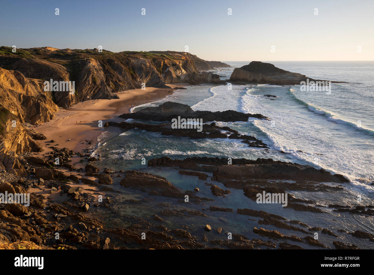 Praia dos Alteirinhos e vista lungo robusto litorale atlantico al tramonto, Zambujeira do Mar, regione Alentejo, Portogallo, Europa Foto Stock