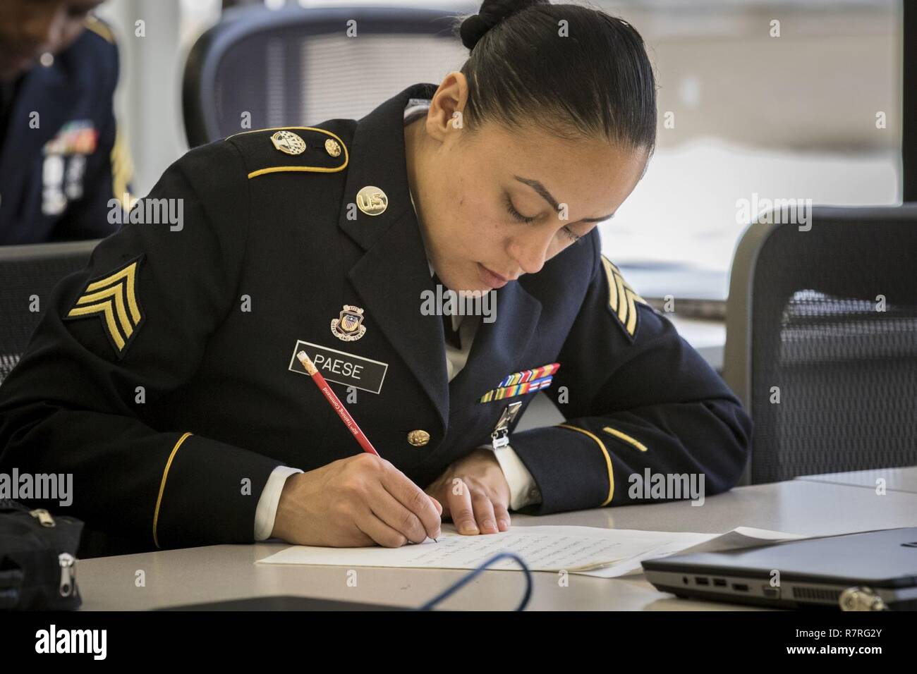 Sgt. Nicole Paese del 361 a premere il quartier generale di Camp completa la parte di test il miglior guerriero concorso qui a Ft. Devens, messa. Soldati completare un esercito Physical Fitness Test, esame scritto, saggio e andare prima che il sergente della scheda principale per dimostrare chi è il miglior guerriero. Sgt. T.J. Belton Aprile 3rd, 2017. Foto Stock