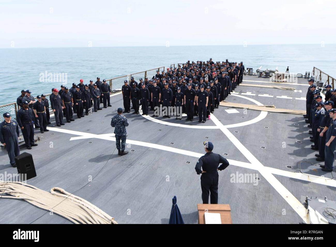 Oceano atlantico (30 marzo 2017) - i marinai a bordo della USS Donald Cook (DDG 75) frequentano un tutte le mani con la chiamata, Marzo 30, 2017. Donald Cook, un Arleigh Burke-class guidato-missile distruttore, distribuita a Rota, Spagna, sta conducendo operazioni navali negli Stati Uniti Sesta flotta area di operazioni a sostegno degli Stati Uniti per gli interessi di sicurezza nazionali in Europa e in Africa. Foto Stock