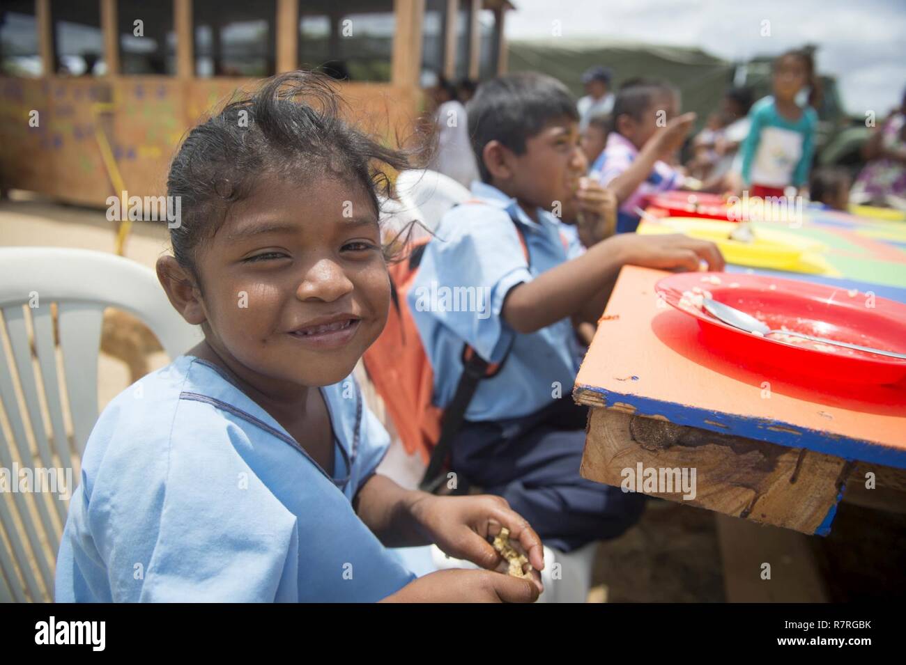 MAYAPO, Colombia (30 marzo 2017) - Wayuu i bambini mangiano il pranzo a un tavolo costruito durante la continua promessa 2017's (CP-17) Visita al Mayapo, Colombia. CP-17 è un U.S. Comando sud-sponsorizzato e U.S. Forze Navali Comando meridionale/STATI UNITI 4a flotta-condotto di distribuzione condotta civile-militare comprendente le operazioni di assistenza umanitaria, formazione impegni, medico, dentista e supporto di veterinari in uno sforzo per mostrare il supporto degli Stati Uniti e di impegno per l'America centrale e del Sud. Foto Stock