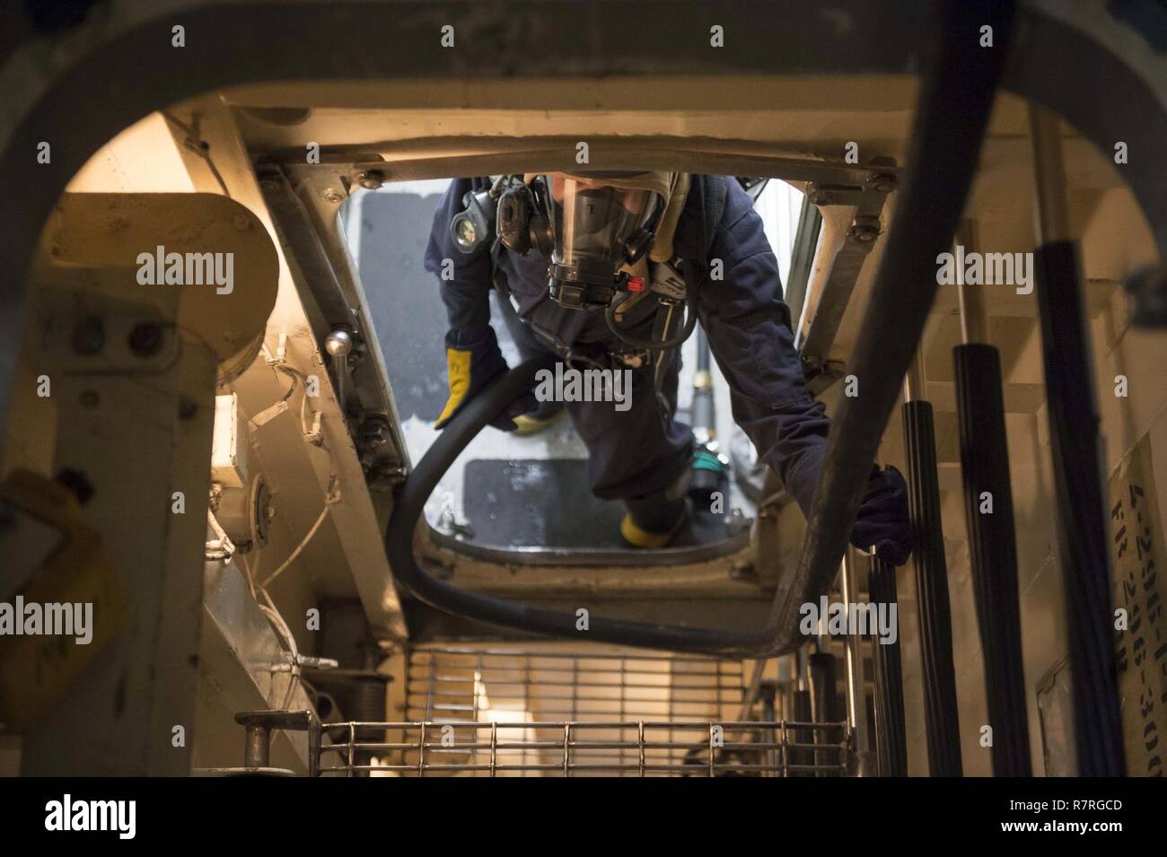 Mare Mediterraneo (30 marzo 2017) Turbina a Gas sistemi (meccanici) terza classe Demetrius Hernandez, da Chicago, fornisce un tubo di acqua dolce per un trunk di fuga a bordo della USS Ross (DDG 71) durante un controllo del danno esercizio Marzo 30, 2017. Ross, un Arleigh Burke-class guidato-missile distruttore, distribuita a Rota, Spagna, sta conducendo operazioni navali negli Stati Uniti Sesta flotta area di operazioni a sostegno degli Stati Uniti per gli interessi di sicurezza nazionali in Europa e in Africa. Foto Stock