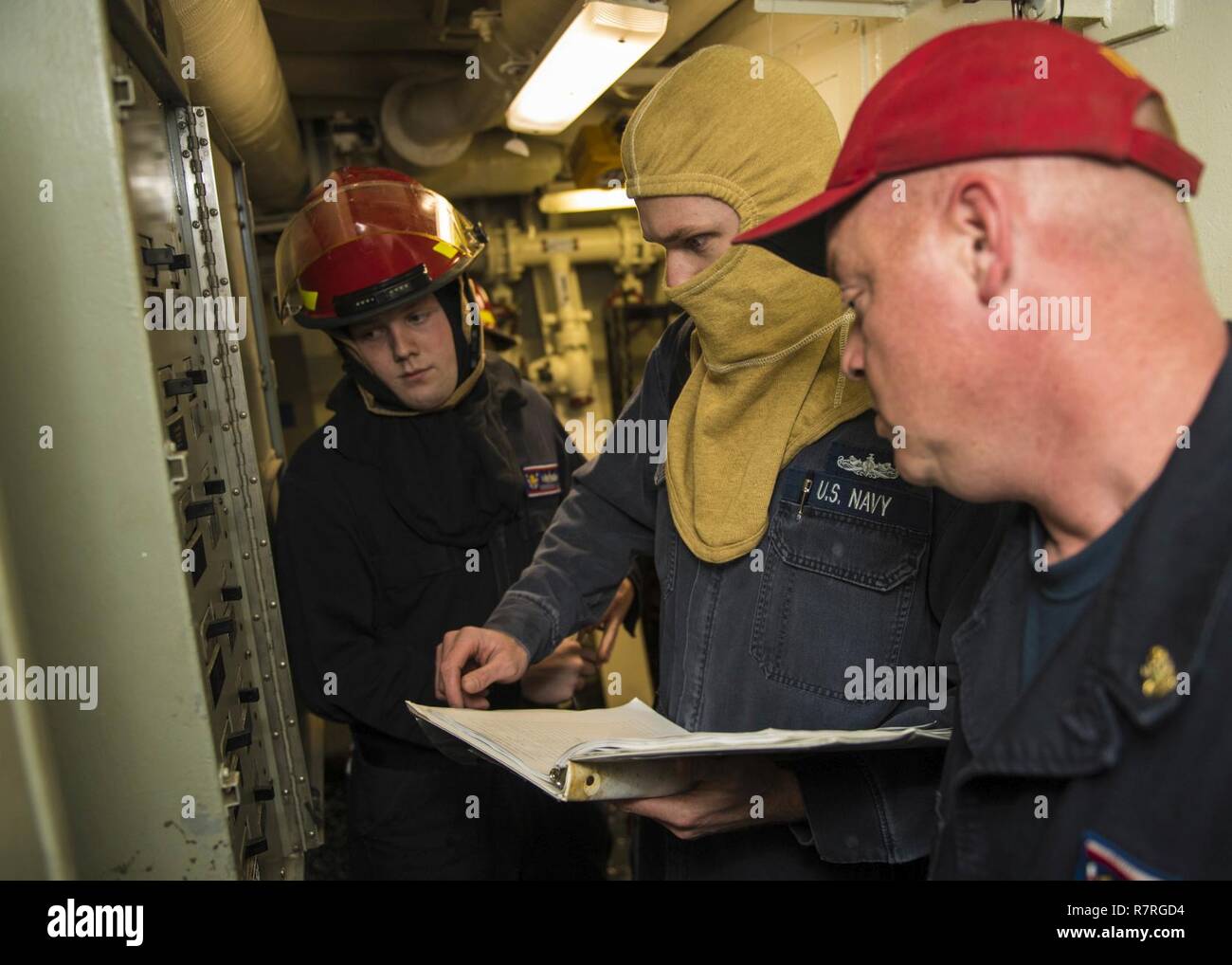 Acque che circondano il coreano PENNINSULA (28 marzo 2017) marinai identificare le prese elettriche per arrestare durante un controllo dei danni del team di formazione (DCTT) esercizio a bordo Arleigh Burke-class guidato-missile destroyer USS Barry (DDG 52). Barry è di pattuglia NEGLI STATI UNITI 7 flotta area di operazioni a sostegno della sicurezza e della stabilità in Indo-Asia-regione del Pacifico. Foto Stock