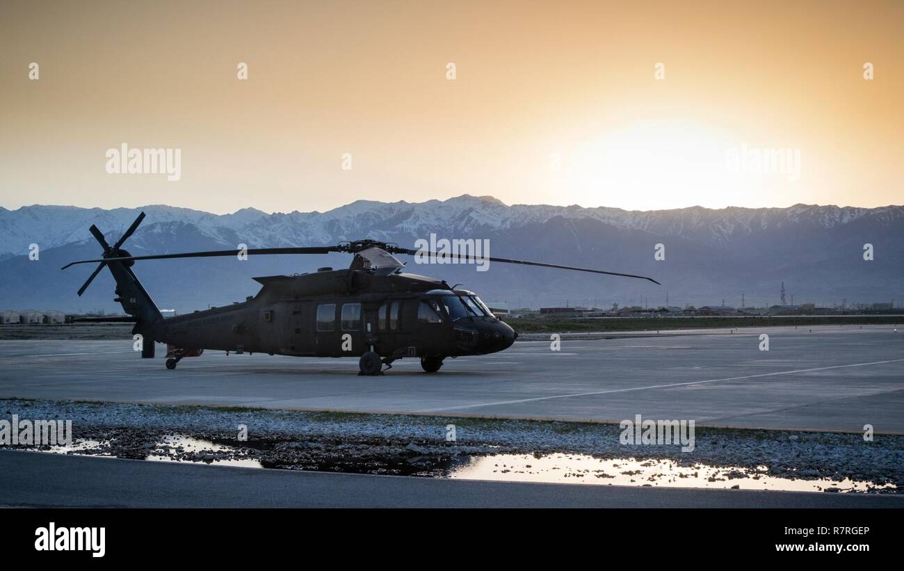 Un U.S. Esercito UH-60 Black Hawk elicottero assegnato alla Task Force Flying Dragon, xvi combattere la Brigata Aerea, 7 Divisione di fanteria si siede pronti per la formazione come il sole tramonta a Bagram Airfield, Afghanistan, 1 aprile 2017. I draghi volanti si accinge ad assumere la loro missione con gli Stati Uniti Le forze in Afghanistan a sostegno della libertà di funzionamento la sentinella e risoluta di supporto alla missione. Foto Stock