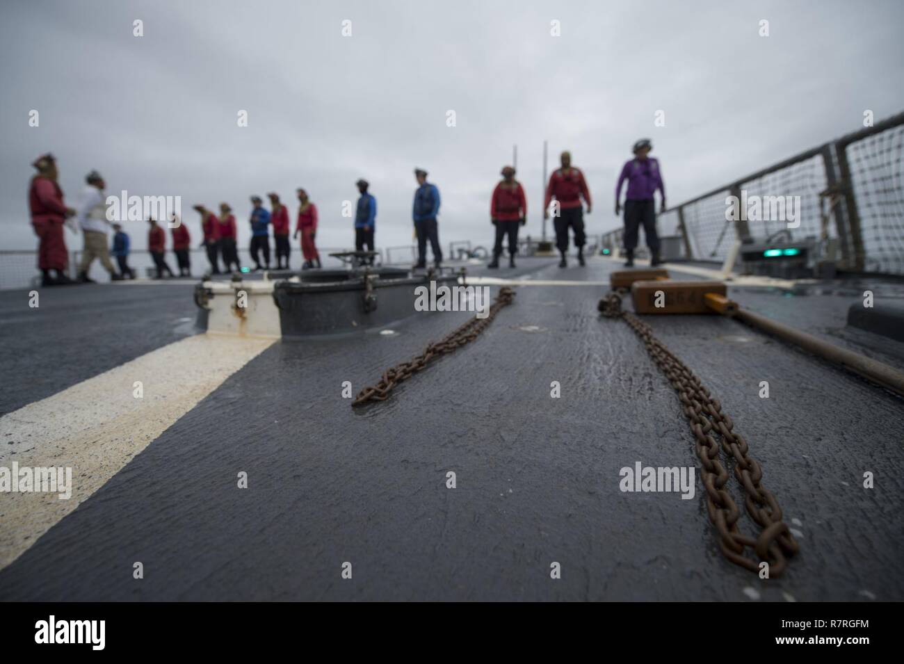 Oceano atlantico - (31 marzo 2017) - i marinai a bordo della USS Carney (DDG 64) condurre un oggetto estraneo e detriti a piedi verso il basso durante il volo quarti mentre la nave partecipa all'esercizio comune della Warrior 17-1 Marzo 31, 2017. Carney, un Arleigh Burke-class guidato-missile distruttore, distribuita a Rota, Spagna, sta conducendo la sua pattuglia di terzi negli Stati Uniti Sesta flotta area di operazioni a sostegno degli Stati Uniti per gli interessi di sicurezza nazionali in Europa. Foto Stock