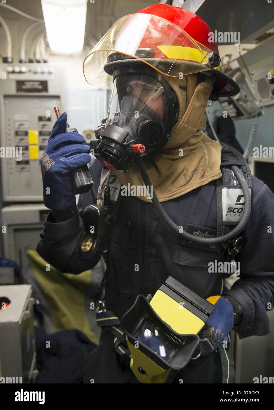 Mare Mediterraneo (30 marzo 2017) Danni Controlman 3rd Class Ricardo Cruz, da Covina, in California, i rapporti sullo stato di estinzione durante un controllo dei danni esercizio di formazione a bordo della USS Ross (DDG 71) Marzo 30, 2017. Ross, un Arleigh Burke-class guidato-missile distruttore, distribuita a Rota, Spagna, sta conducendo operazioni navali negli Stati Uniti Sesta flotta area di operazioni a sostegno degli Stati Uniti per gli interessi di sicurezza nazionali in Europa e in Africa. Foto Stock