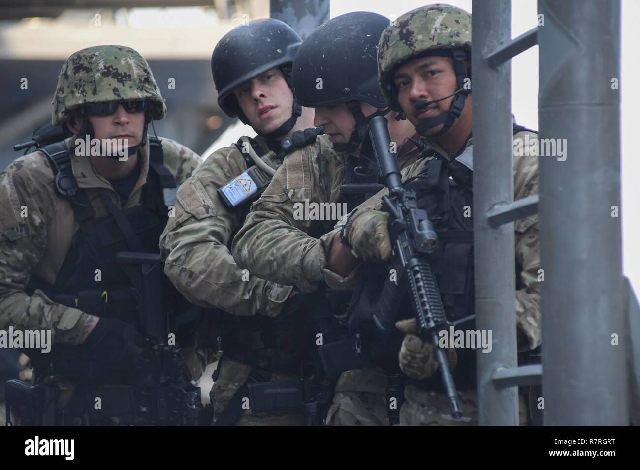 - Mare Mediterraneo (1 aprile 2017) velisti assegnati alle visite-missile destroyer USS Porter (DDG 78) visita, scheda, ricerca e sequestro (VBSS) team partecipare VBSS trapani, Aprile 1, 2017. Porter, distribuita a Rota, Spagna, sta conducendo operazioni navali negli Stati Uniti Sesta flotta area di operazioni a sostegno degli Stati Uniti per gli interessi di sicurezza nazionali in Europa. Foto Stock