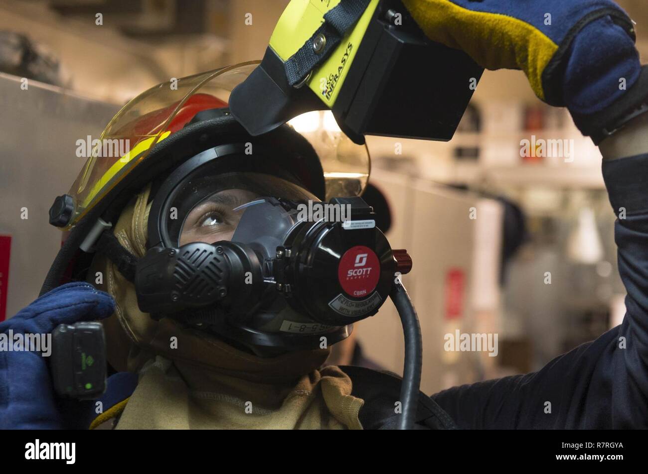 Mare Mediterraneo (30 marzo 2017) Danni Controlman 3rd Class Ricardo Cruz, da Covina, in California, utilizza una marina infrared thermal imager durante un controllo dei danni esercizio di formazione a bordo della USS Ross (DDG 71) Marzo 30, 2017. Ross, un Arleigh Burke-class guidato-missile distruttore, distribuita a Rota, Spagna, sta conducendo operazioni navali negli Stati Uniti Sesta flotta area di operazioni a sostegno degli Stati Uniti per gli interessi di sicurezza nazionali in Europa e in Africa. Foto Stock