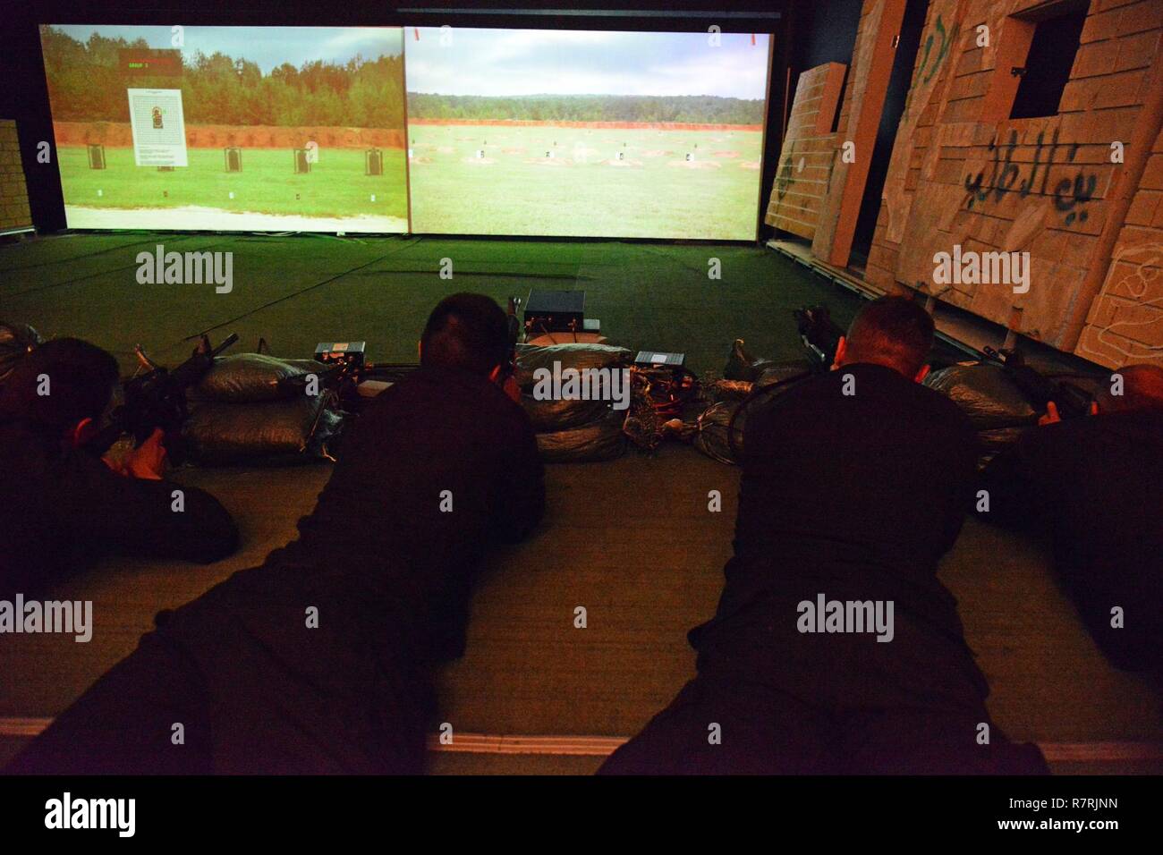 Carabinieri del XIII Reggimento Carabinieri " Friuli Venezia Giulia Gorizia, condurre attività di formazione utilizzando le abilità di coinvolgimento Trainer (EST) alla Caserma Ederle Vicenza, Italia, Aprile 4, 2017. Uso dei Carabinieri U.S. RTSD esercito sud attrezzatura per migliorare le relazioni bilaterali e per espandere i livelli di cooperazione e la capacità del personale coinvolto nelle operazioni congiunte. Foto Stock