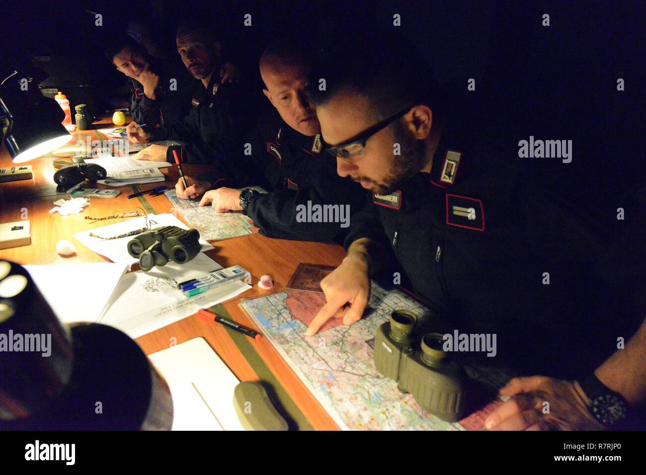 Carabinieri del 7° Reggimento Carabinieri " Laives" Bolzano, condurre attività di formazione utilizzando la funzione Chiamata per incendio Trainer system (principale) alla Caserma Ederle Vicenza, Italia, Aprile 4, 2017. Uso dei Carabinieri U.S. RTSD esercito sud attrezzatura per migliorare le relazioni bilaterali e per espandere i livelli di cooperazione e la capacità del personale coinvolto nelle operazioni congiunte. Foto Stock