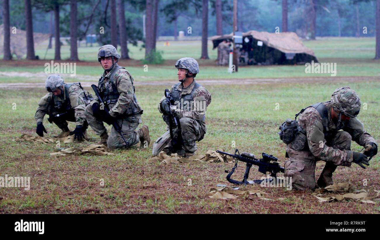 Stati Uniti Esercito Nazionale soldati di guardia dal 2° Battaglione, 124reggimento di fanteria a prepararsi per la loro valutazione successiva durante l'esperto di fanteria qualifica di badge a Camp Blanding Training Center, Starke, Fla. il 5 aprile, 2017. Dopo la pattuglia esigenti porzione della BEI certamente solo un 12-Mile ruck marzo prevista per il giorno successivo si erge tra loro e l'ambita badge. Foto Stock