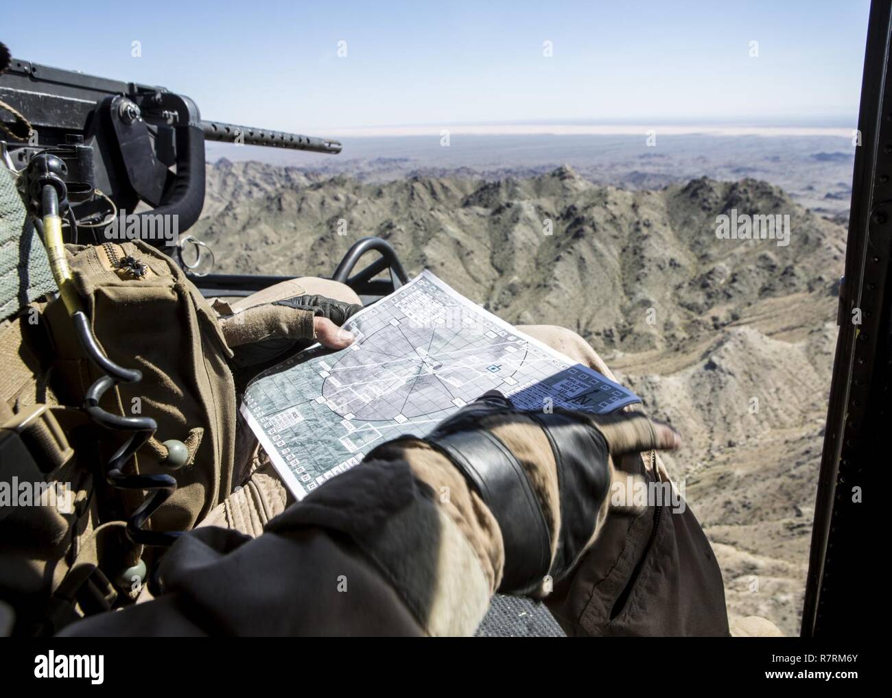 Stati Uniti Marine Corps Sgt. Paolo Guillen, capo equipaggio con Marine Attacco leggero elicottero Squadron-169, recensioni sua mappa durante un'antenna gunnery raffinatezza di armi e tattiche corso istruttori (WTI) 2-17, al cioccolato Mountain Aerial Gunnery gamma, California, 5 aprile 2017. WTI è di sette settimane di formazione evento ospitato da Marine Aviation di armi e tattiche di uno squadrone (MAWTS-1) cadre, in cui si sottolinea che un'integrazione operativa delle sei funzioni del Marine Corps aviation a sostegno di un Marine Air Ground Task Force e fornisce funzionalità standardizzate tattico avanzato di certificazione e di formazione di unità di istruire Foto Stock