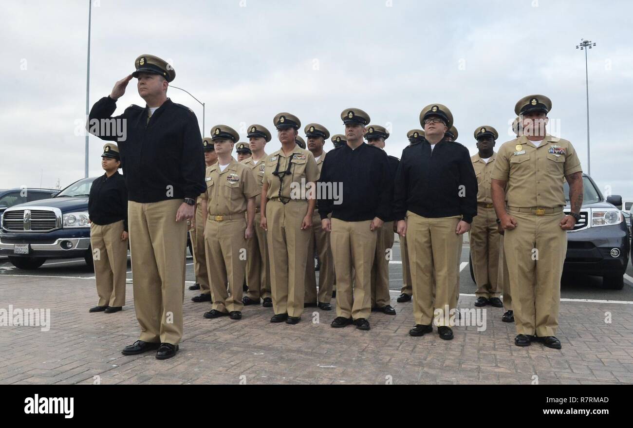 SAN DIEGO (Aprile 3, 2017) Il comando Master Chief Matt Ruane, assegnato alla Base Navale di San Diego, osserva i colori del mattino al fianco del Chief's pasticcio nella celebrazione del 124compleanno del chief petty officer rank. La Marina ha creato il rango di chief petty officer il 1 aprile 1893. Foto Stock