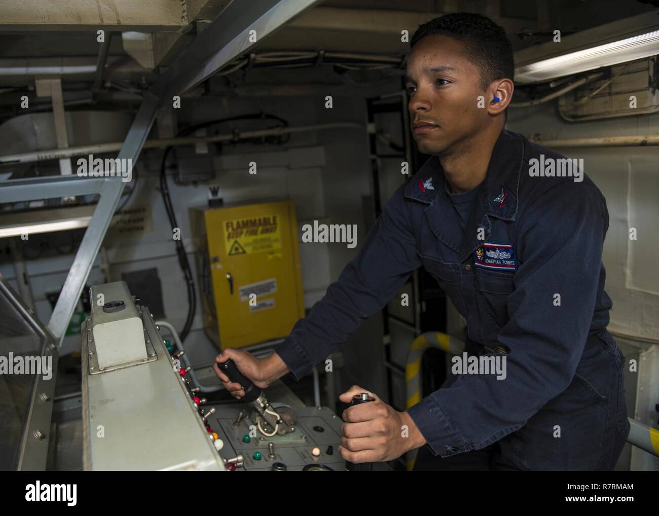 Acque che circondano il coreano PENNINSULA (31 marzo 2017) Tecnico Sonar (Superficie) 2a classe Jonathan Torres, dal Bronx, New York, opera una multifunzione trainato array (MFDA) console da Arleigh Burke-class guidato-missile destroyer USS Barry (DDG 52) durante una simulazione di caccia sottomarino di esercizio. Barry è che partecipano a una nave di superficie Anti-Submarine Warfare prontezza ed efficacia misura (SHAREM) di esercizio, che è un multi-nazionale esercizio inteso a rafforzare l'interoperabilità di Stati Uniti e Repubblica di Corea marine militari. Foto Stock