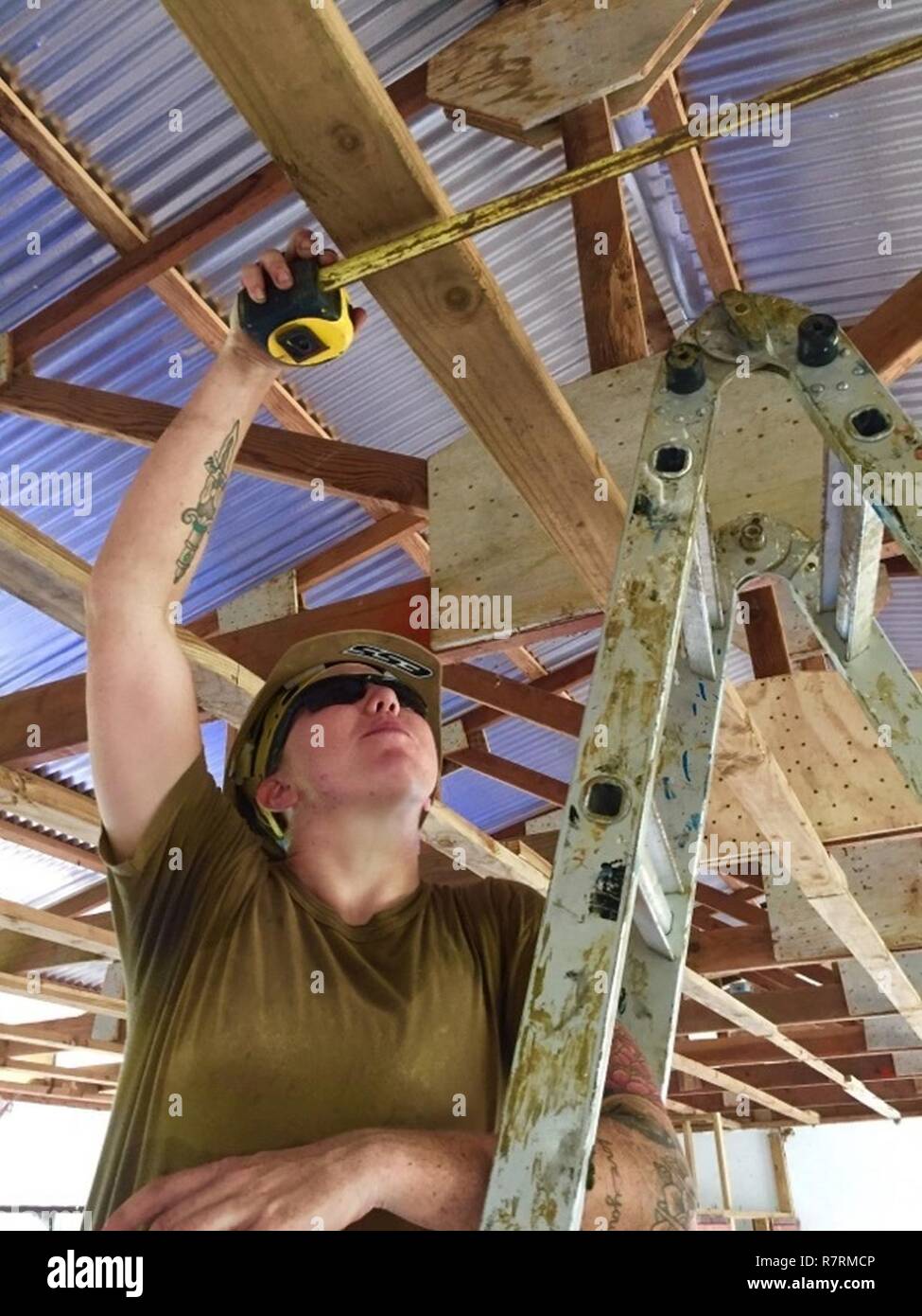 KOSRAE, Micronesia (30 marzo 2017) Builder 2a classe Desirae Cleary, assegnato alla Naval Mobile Battaglione di costruzione (NMCB) 1, misura la distanza tra le travi a vista mentre rinnovando il soffitto in una scuola elementare di Kosrae, Micronesia. NMCB-1 è distribuito per eseguire la costruzione, umanitari e di assistenza estera, operazioni speciali di combattimento del supporto di servizio, e il teatro di cooperazione per la sicurezza a sostegno degli Stati Uniti Comando del pacifico. Foto Stock