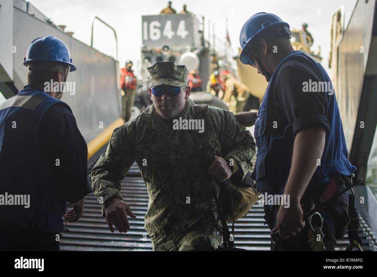 Oceano atlantico (4 aprile 2017) il personale sono trasportati da una landing craft utility (LCU) per il trasporto anfibio dock nave USS Arlington (LPD 24) durante un cancello di poppa del matrimonio. Arlington è attualmente in corso di tipo conduttivo Commander (TYCOM) prove in mare in preparazione per le prossime operazioni. Foto Stock