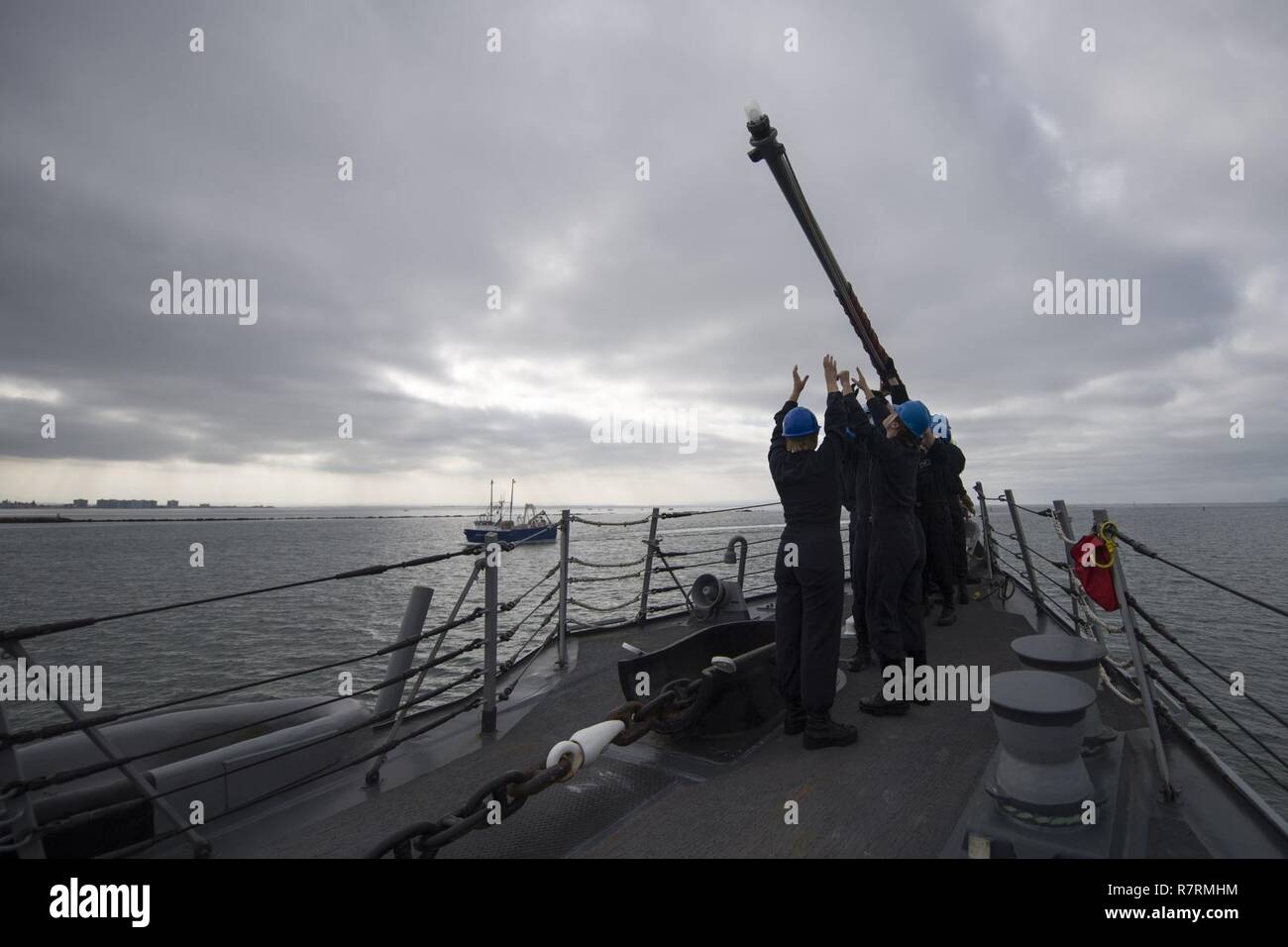 SAN DIEGO (3 aprile 2017) i marinai a bordo del Arleigh Burke-class guidato-missile destroyer USS Shoup (DDG 86) smontare la bandiera personale dopo ricevendo in corso per un composito unità di addestramento esercizio (COMPTUEX) con il vettore Nimitz Strike gruppo in preparazione per una prossima distribuzione. Prove COMPTUEX la missione disponibilità dello sciopero del gruppo attività attraverso la simulazione di scenari del mondo reale e la loro capacità di eseguire come una unità integrata. Foto Stock