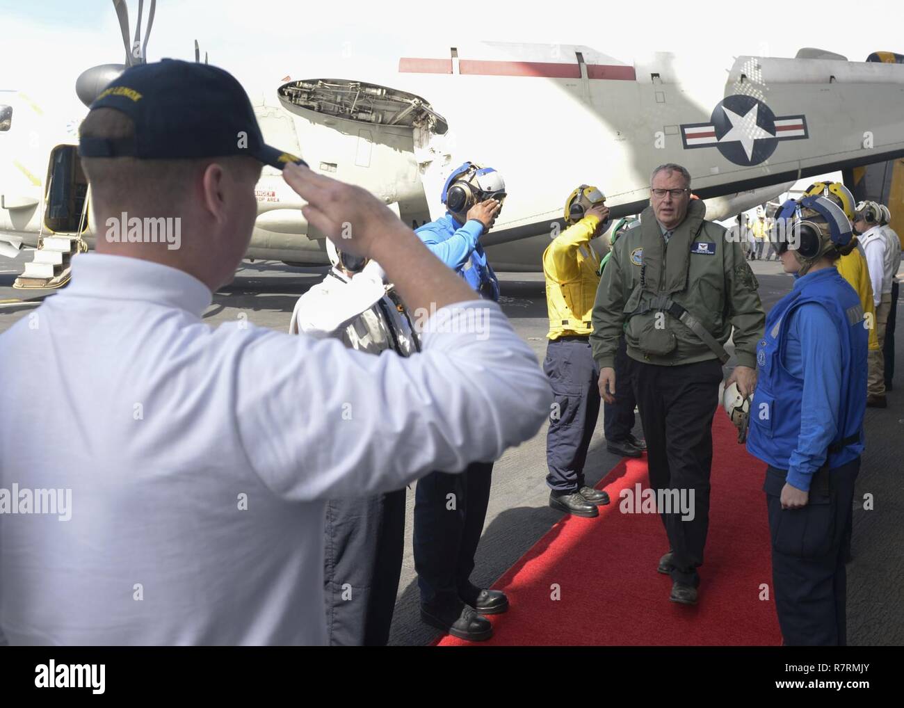 Oceano Pacifico (4 aprile 2017) Vice Segretario della Difesa Robert lavoro sideboys riceve a bordo della portaerei USS Nimitz CVN (68). Nimitz è attualmente in corso di conduzione formazione composita dell'Unità Esercizio (COMPTUEX) con il vettore Nimitz Strike gruppo in preparazione per una prossima distribuzione. Prove COMPTUEX un carrier strike gruppo mission-la prontezza e la capacità di funzionare come una unità integrata attraverso la simulazione di scenari del mondo reale. Foto Stock