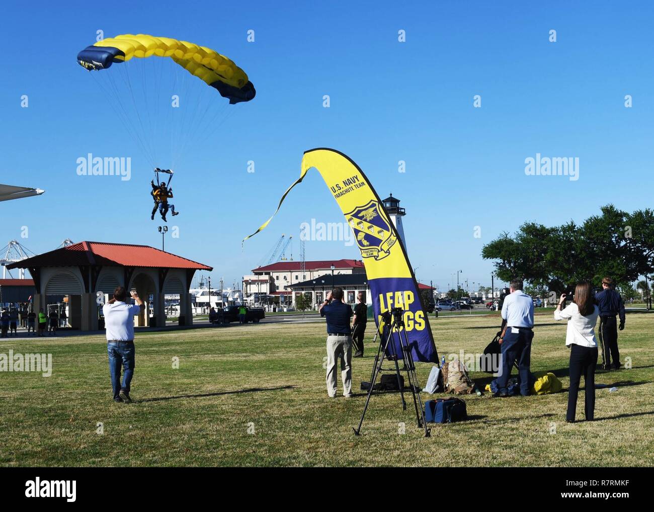 GULFPORT, Miss. (4 aprile 2017) in pensione marina Operatore speciale Jim Woods, membro dell'U.S. Navy Parachute Team "Il salto delle rane", e Gulfport Miss. Sindaco di Billy Hewes terra durante una dimostrazione di skydiving di Jones Park come parte della costa del Golfo del Mississippi Navy settimana. Gulfport Biloxi/è una delle regioni selezionate per ospitare un 2017 Navy la settimana, una settimana dedicata a sollevare U.S. Navy in consapevolezza attraverso irradiazione locale, nel servizio alla comunità e mostre. Foto Stock