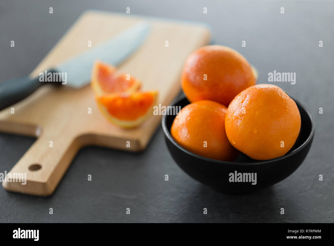 Close up di arance fresche nella ciotola sul tavolo da cucina Foto Stock