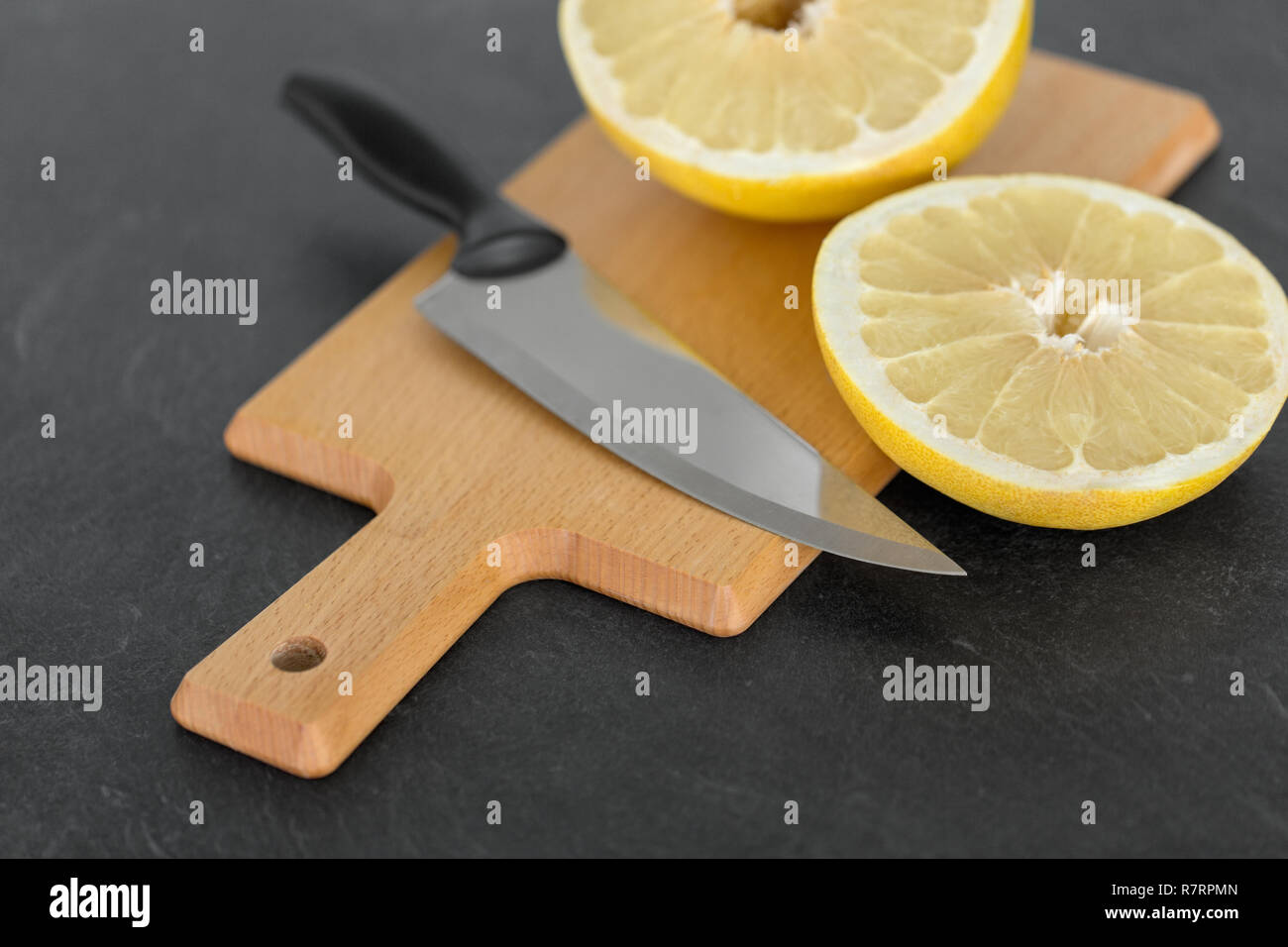 Close up di limone e il coltello sul tagliere Foto Stock