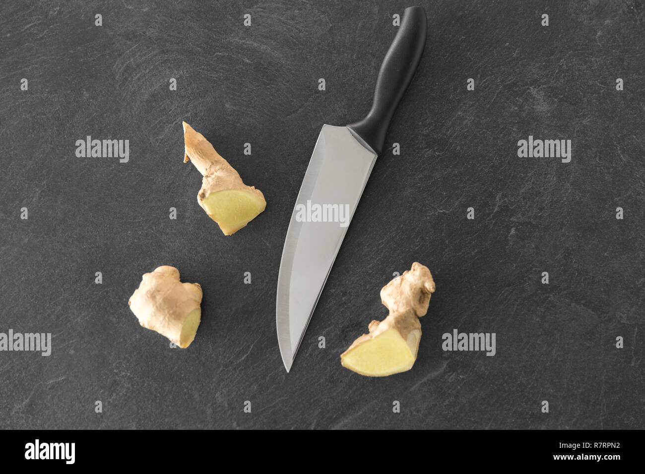 In prossimità della radice di zenzero e il coltello sul tavolo di pietra Foto Stock