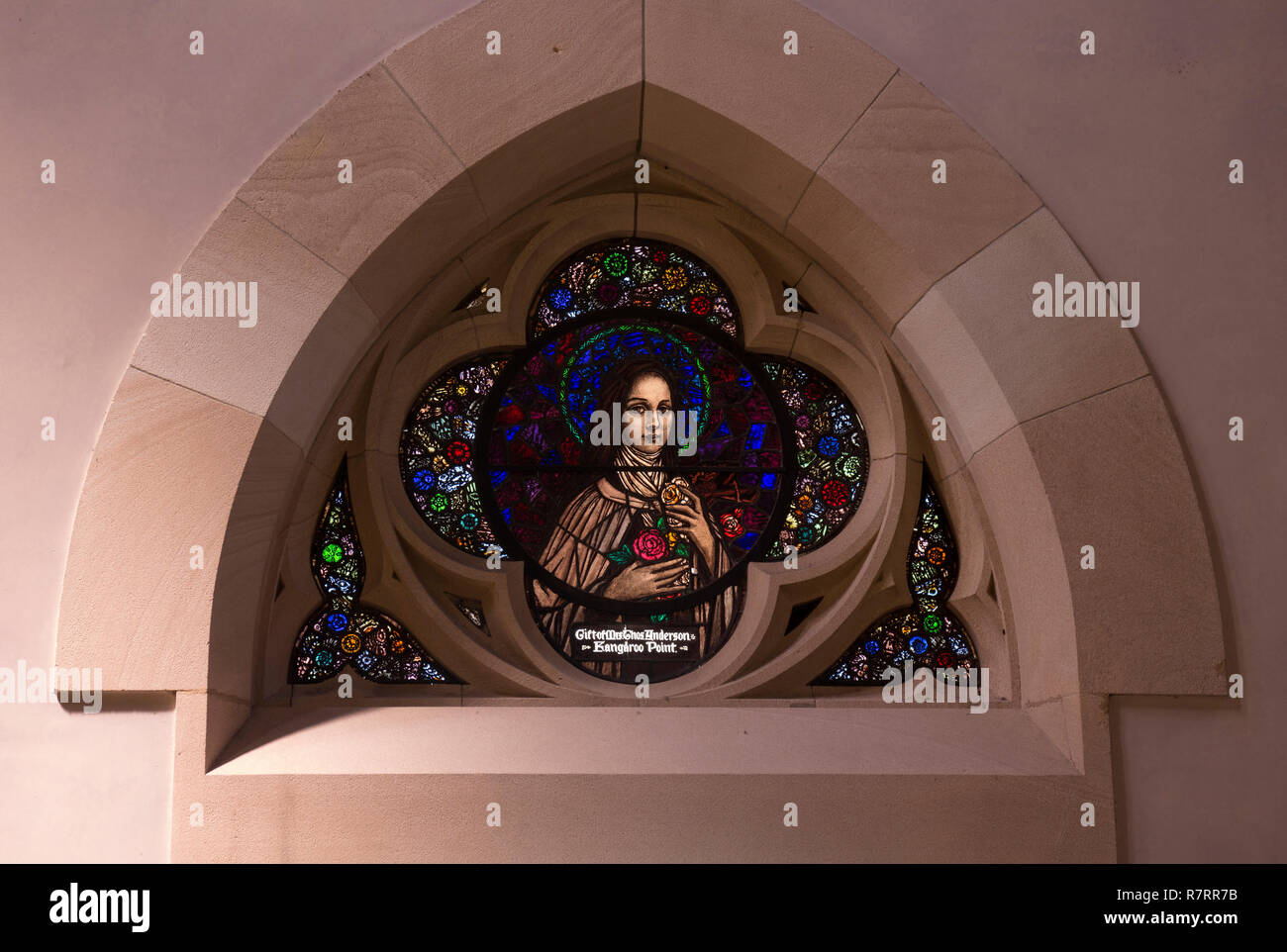 Una finestra di vetro colorato da Harry Clarke, la cattedrale di Santo Stefano, Brisbane, Queensland, Australia Foto Stock