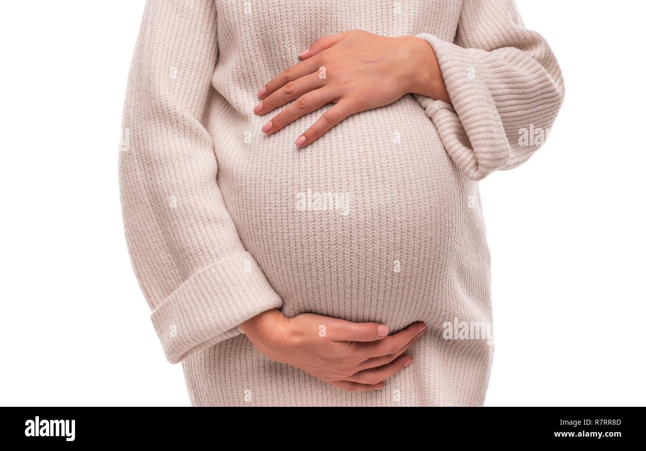 La figura di una donna in stato di gravidanza in un caldo inverno maglione. Foto Stock