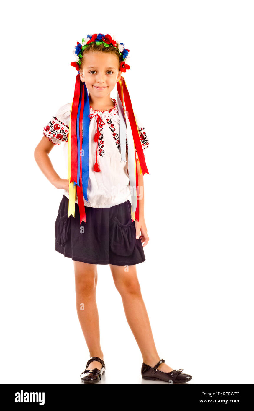 Bambina in tradizionale abito ucraino isolato su bianco Foto Stock