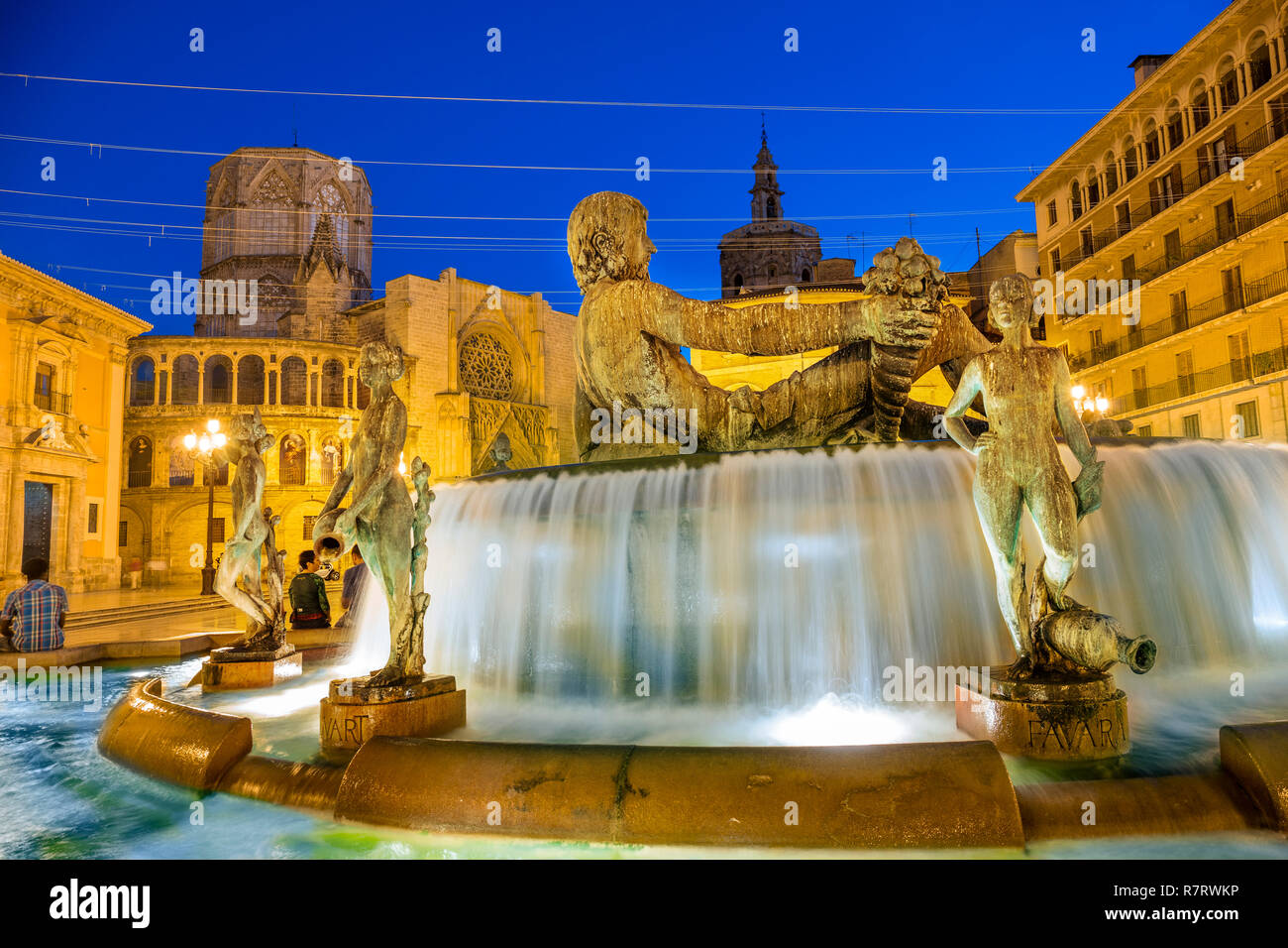 Fontana di Turia, Virgen de los Desamparados Basílica e Santa Maria de Cattedrale di Valencia. Piazza della Vergine al crepuscolo, Valencia, Comunidad Valenciana. Spagna Foto Stock