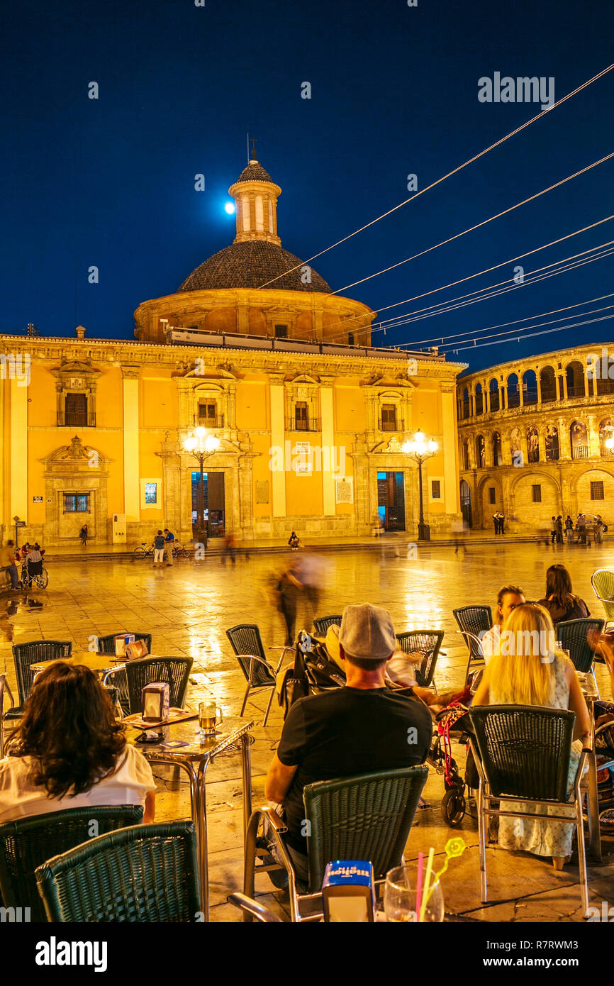 Virgen de los Desamparados e Basilica di Santa Maria de Cattedrale di Valencia. Piazza della Vergine .Valencia, Comunidad Valenciana. Spagna. Foto Stock