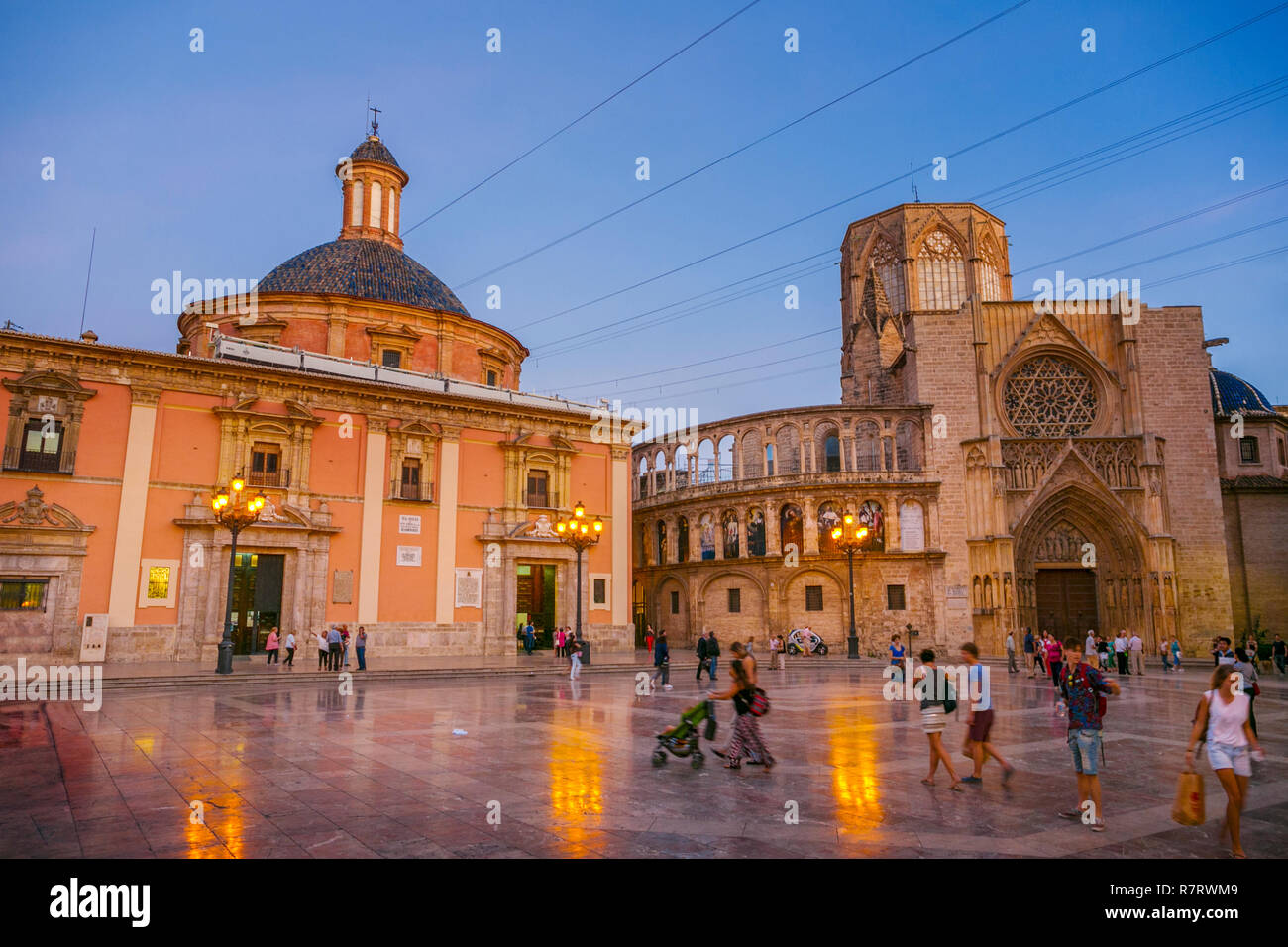 Virgen de los Desamparados e Basilica di Santa Maria de Cattedrale di Valencia. Piazza della Vergine .Valencia, Comunidad Valenciana. Spagna. Foto Stock