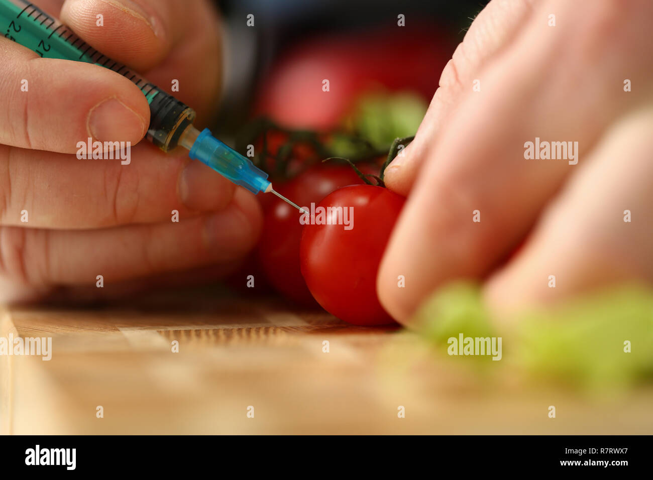 Cuocere in cucina introduce ingrediente segreto Foto Stock