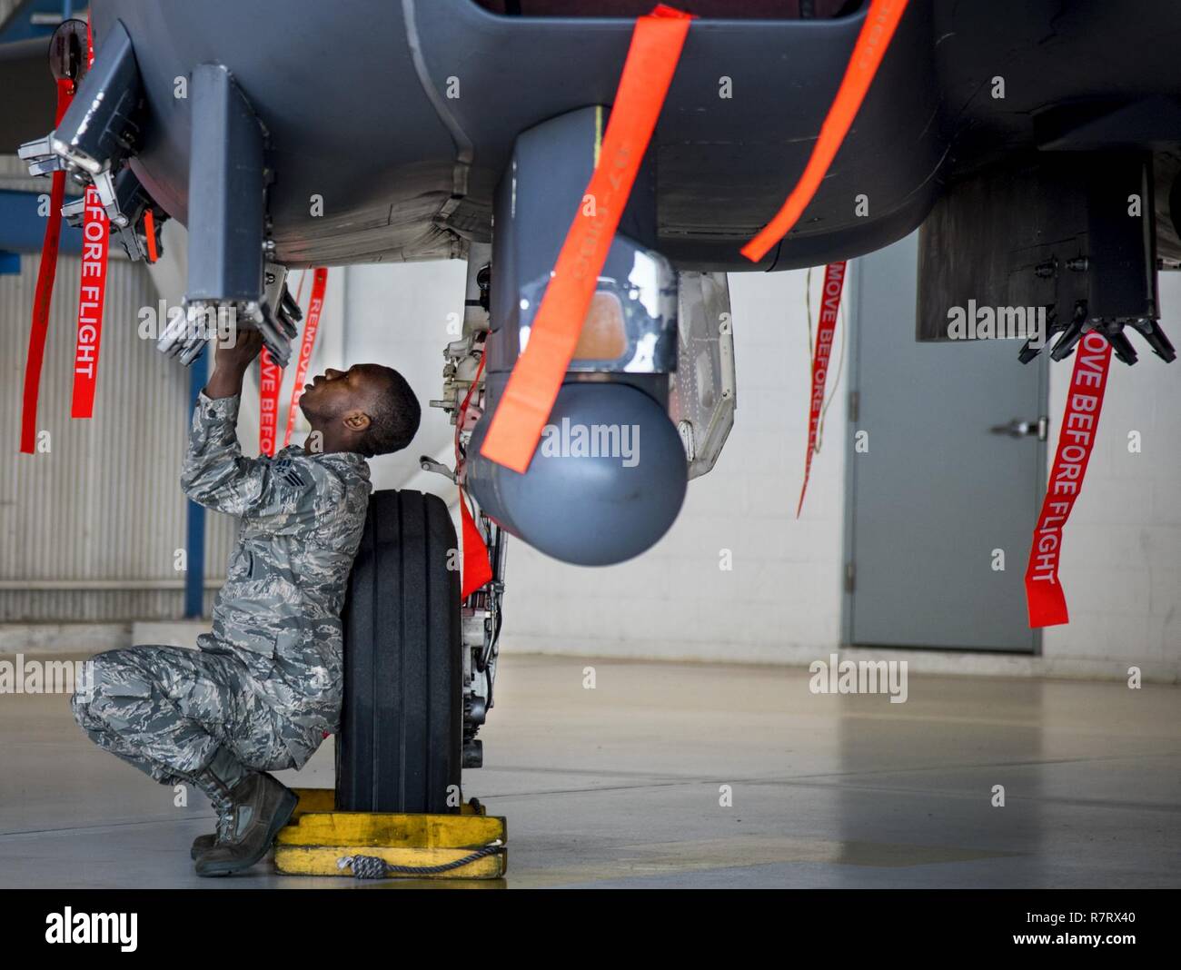Senior Airman Aubrey Sloan, 96Manutenzione aeromobili squadrone rosso, esegue controlli di precarico all inizio del Team Eglin carico di armi la concorrenza il 7 aprile a Eglin Air Force Base, Fla. squadre da la 96ala prova e xxxiii Fighter Wing gareggiato per vedere chi potrebbe caricare fino a due armi sul loro aeromobili designato il modo più rapido e con il minor numero di errori. La trentatreesima FW team ripetuto come campione di base. Foto Stock