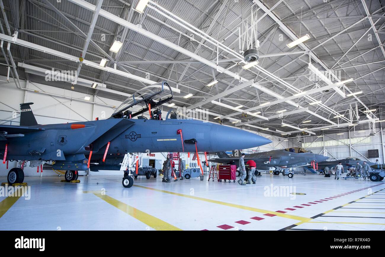 Gli equipaggi di carico molla in azione all'inizio del Team Eglin carico di armi la concorrenza il 7 aprile a Eglin Air Force Base, Fla. squadre da la 96ala prova e xxxiii Fighter Wing gareggiato per vedere chi potrebbe caricare fino a due armi sul loro aeromobili designato il modo più rapido e con il minor numero di errori. La trentatreesima FW team ripetuto come campione di base. Foto Stock