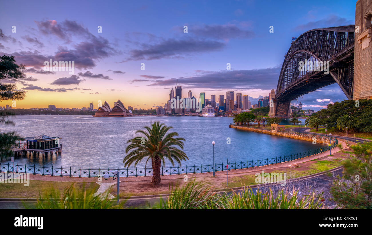 Alba sul Porto di Sydney da Milsons Point, NSW, Australia Foto Stock