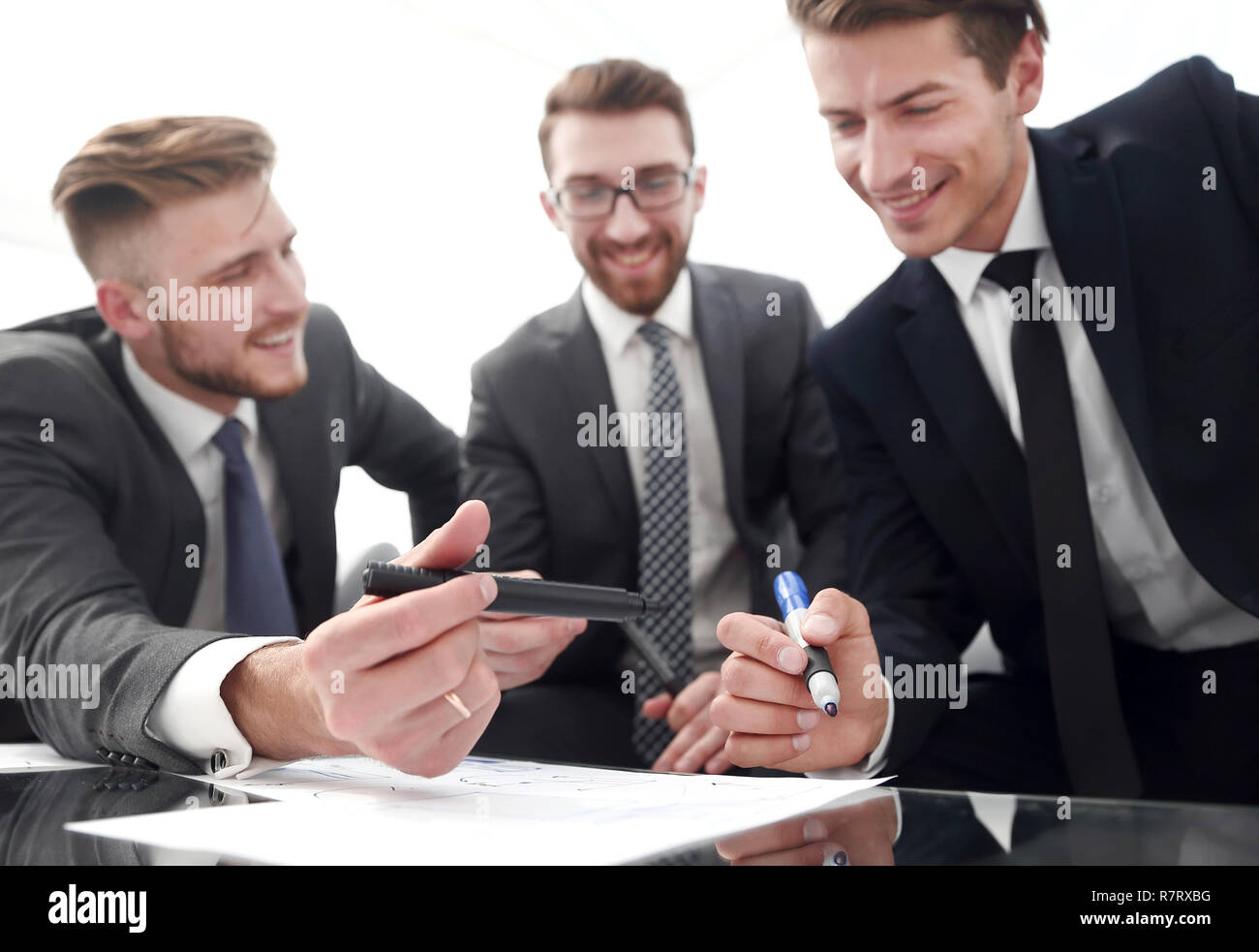 Un gruppo di uomini di affari che studiare le condizioni del nuovo contratto. Foto Stock