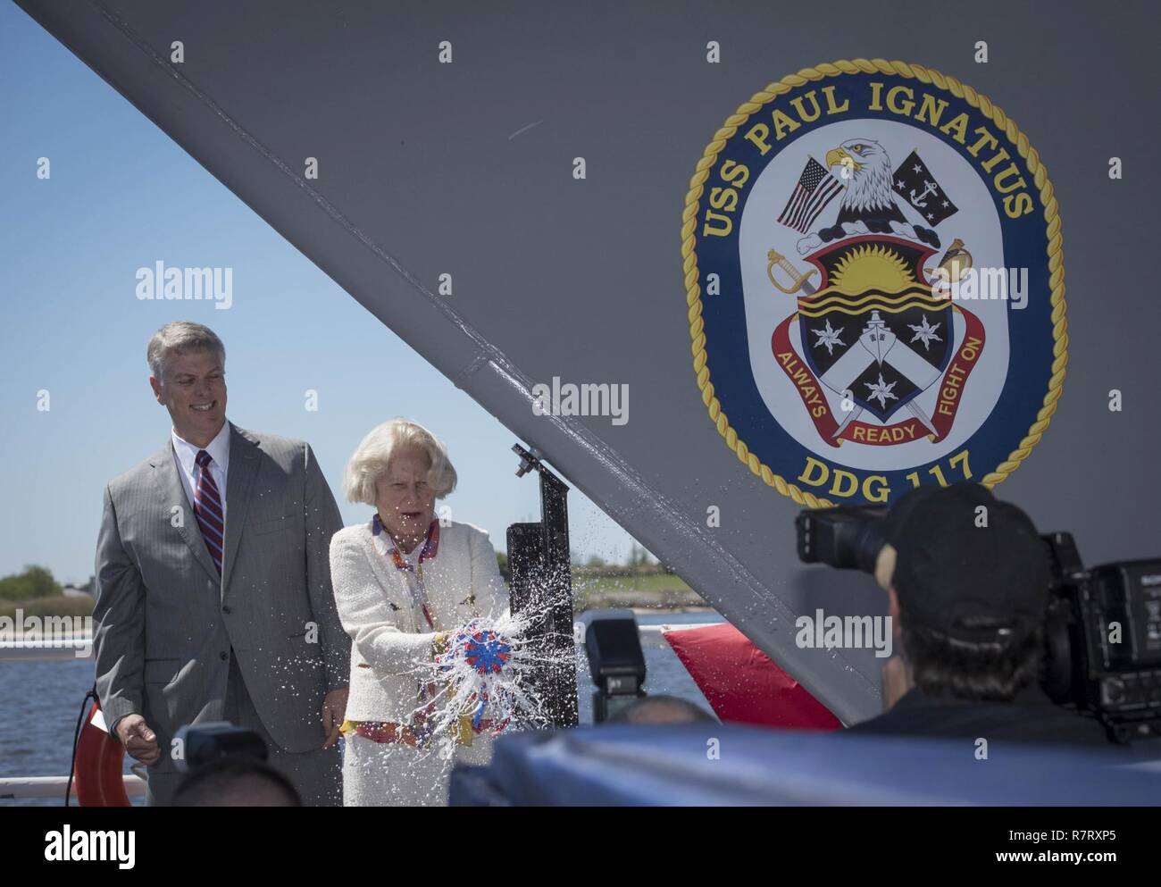 PASCAGOULA, Miss. (8 aprile 2017) Nancy Ignazio battezza la marina della nuovissima Arleigh Burke-class destroyer il futuro USS Paolo Ignazio (DDG 117). La sig.ra Ignazio è la nave sponsor ufficiale. La nave è chiamato con il nome di suo marito, ex segretario della Marina Paolo Ignazio, che ha servito come segretario della Marina dal 1967 al 1969 e fu Assistente del Segretario della Difesa durante il presidente Lyndon B. Johnson's administration. Foto Stock
