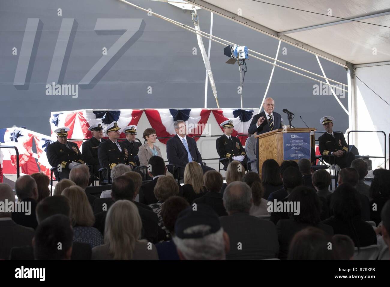 PASCAGOULA, Miss. (8 aprile 2017) Paolo Ignazio parla durante la cerimonia di battesimo per la marina militare della nuovissima Arleigh Burke-class destroyer il futuro USS Paolo Ignazio (DDG 117). La nave è denominato per l ex segretario della Marina Paolo Ignazio, che ha servito come segretario della Marina dal 1967 al 1969 e fu Assistente del Segretario della Difesa durante il presidente Lyndon B. Johnson's administration. Foto Stock