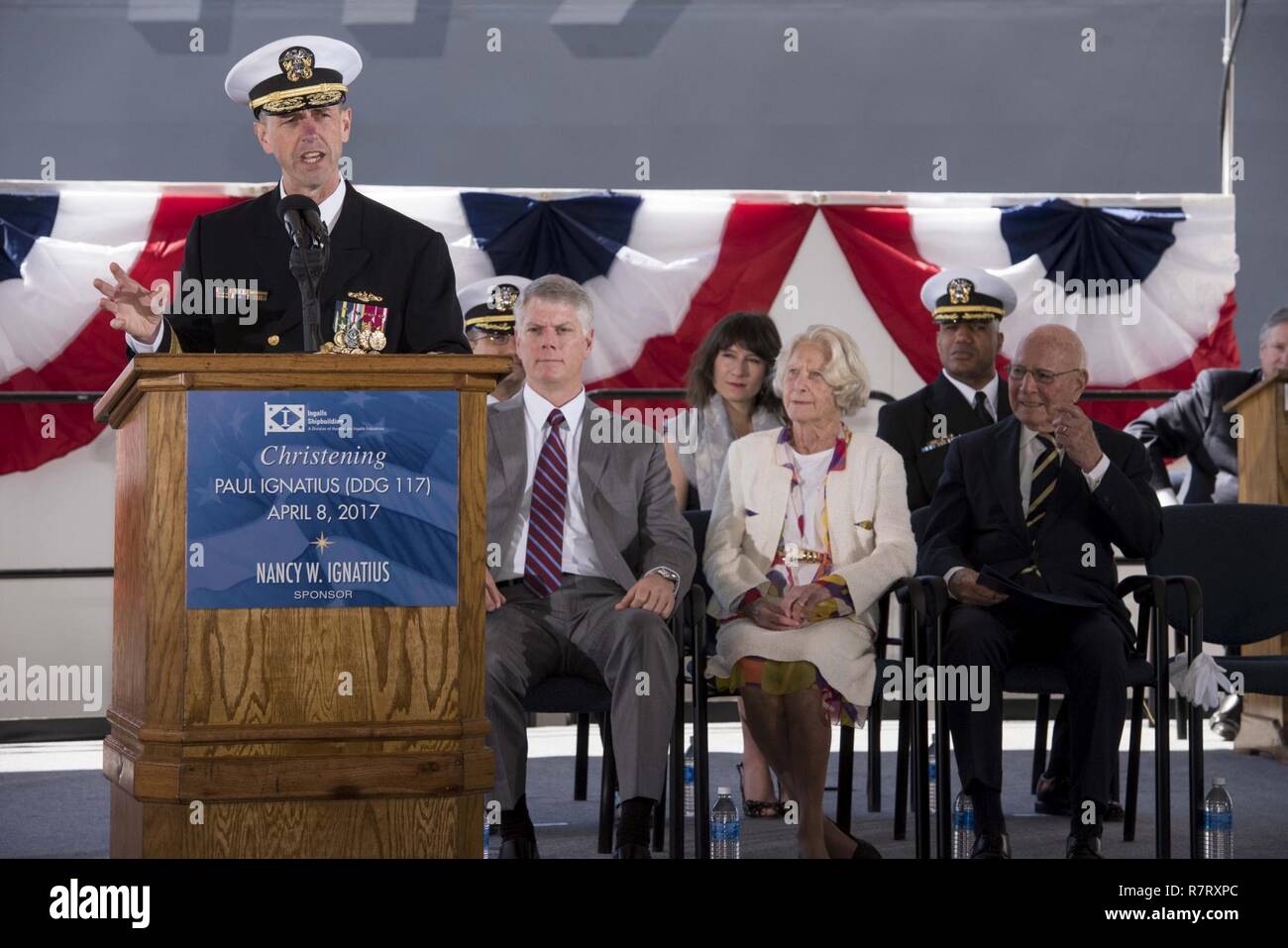 PASCAGOULA, Miss. (8 aprile 2017) Capo di operazioni navali (CNO) Adm. John Richardson parla durante la cerimonia di battesimo per la marina militare della nuovissima Arleigh Burke-class destroyer, il futuro USS Paolo Ignazio (DDG 117). La nave è denominato per l ex segretario della Marina Paolo Ignazio, che ha servito come segretario della Marina dal 1967 al 1969 e fu Assistente del Segretario della Difesa durante il presidente Lyndon B. Johnson's administration. Foto Stock