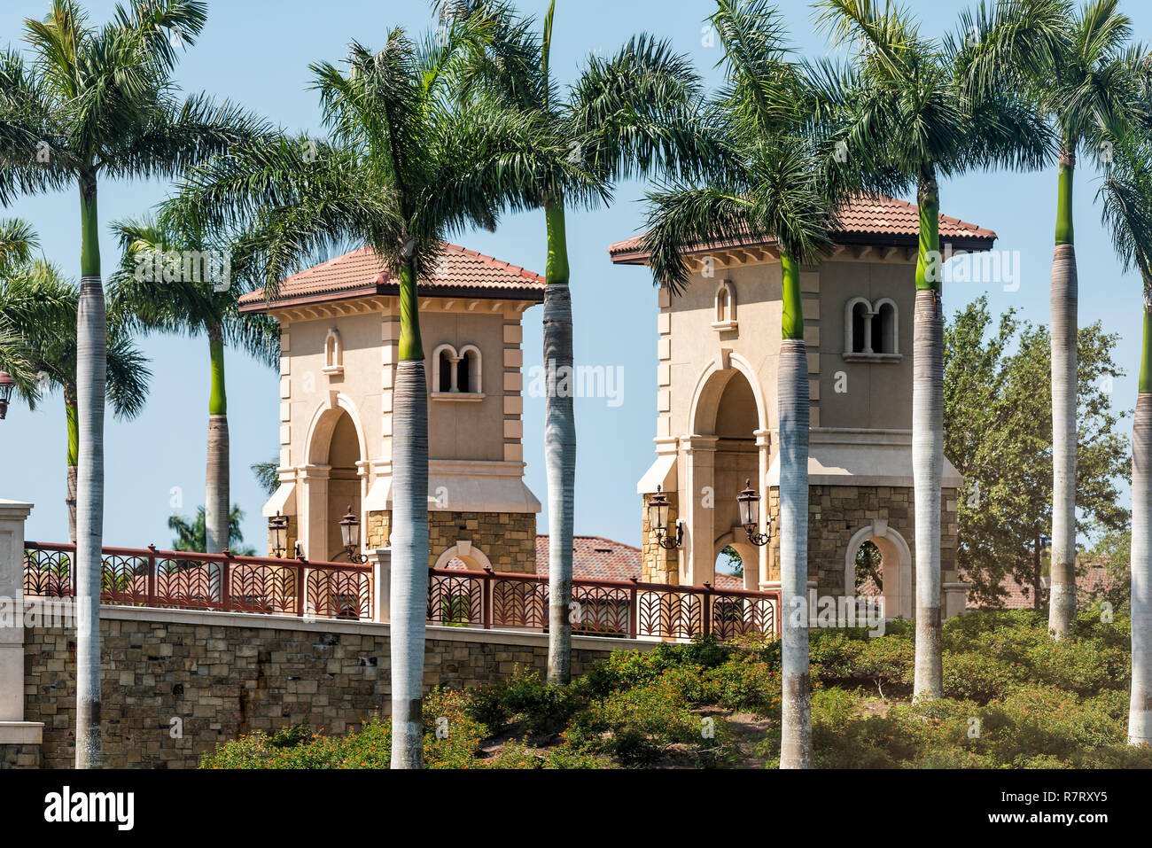 Napoli, Stati Uniti d'America - 30 Aprile 2018: la penisola a Treviso Bay gated community residenziale architettura moderna ingresso strada in Florida Foto Stock