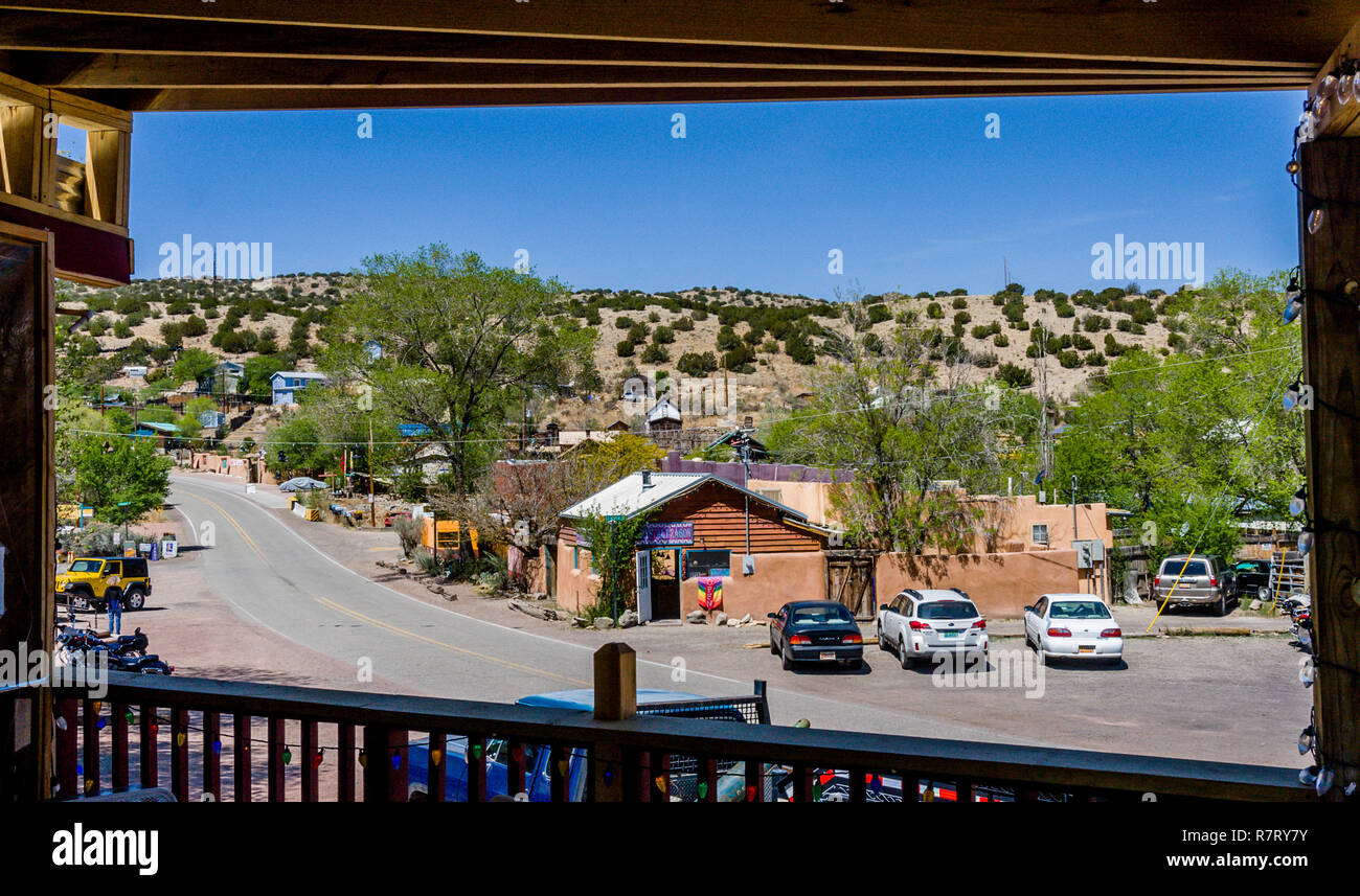 Uno sguardo da un balcone che si affaccia sulla strada statale e colline in Madrid, Nuovo Messico. Foto Stock
