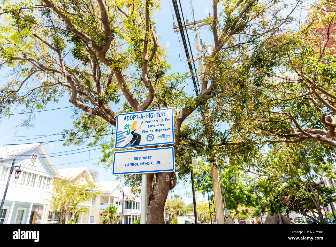 Key West, Stati Uniti d'America - 1 Maggio 2018: architettura storica di case in Florida City isola su viaggi, giornata soleggiata, street con adottare-a-autostrada adottare autostrada si Foto Stock