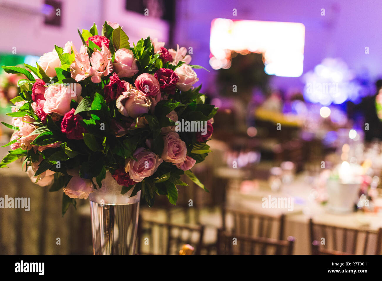 La disposizione dei fiori nella decorazione di evento. Foto Stock