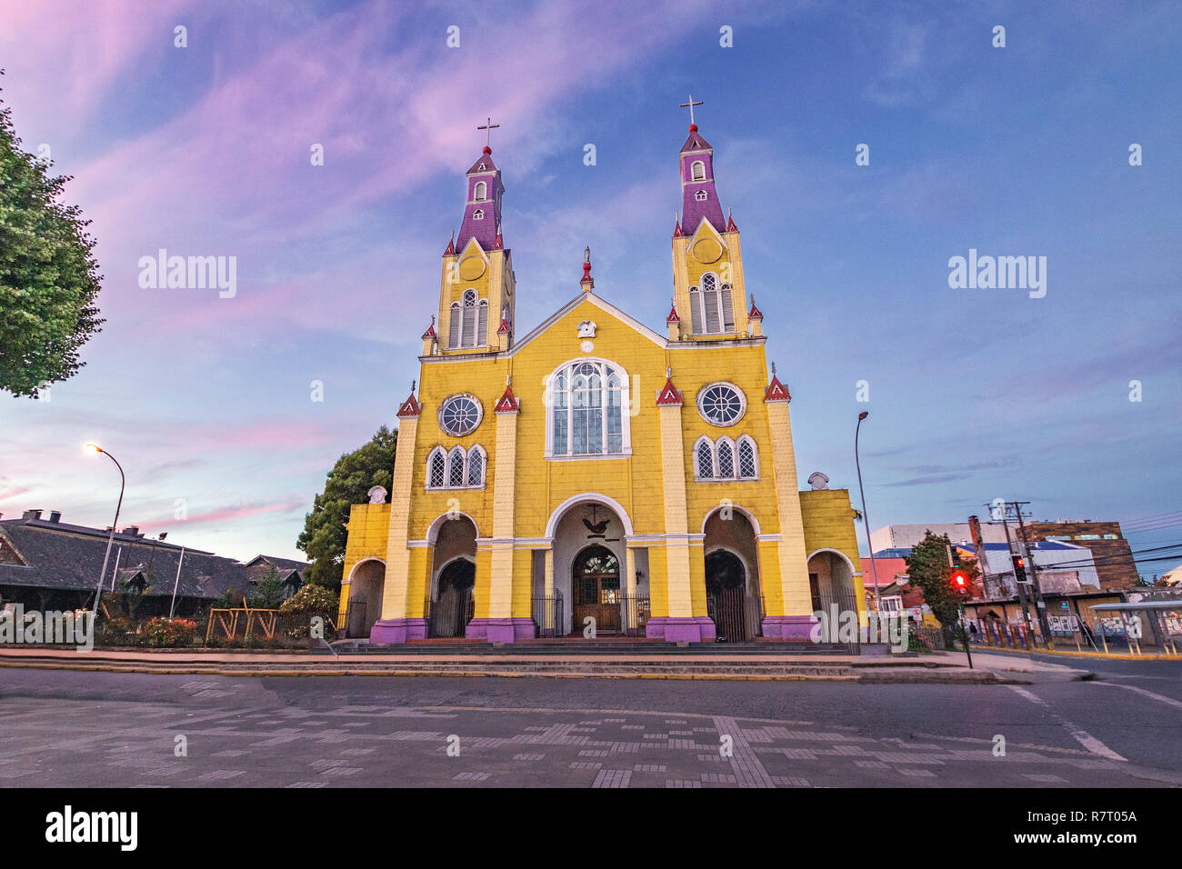 La chiesa di San Francisco a Plaza de Armas al tramonto - Castro, Isola di Chiloe, Cile Foto Stock