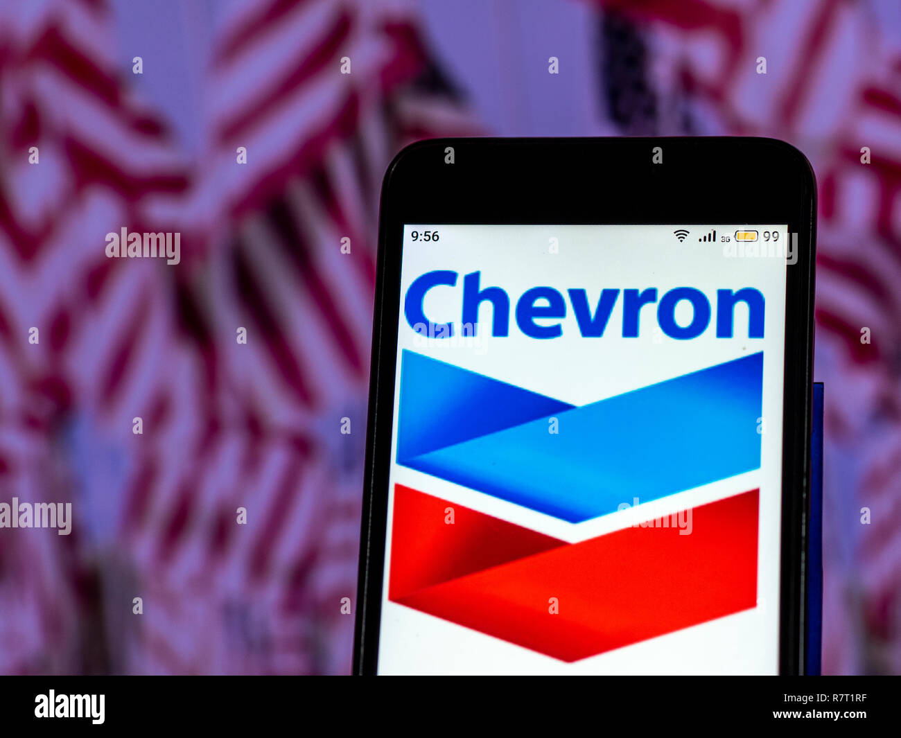 Chevron Corporation industria petrolifera logo azienda vede visualizzato sul telefono intelligente. Foto Stock