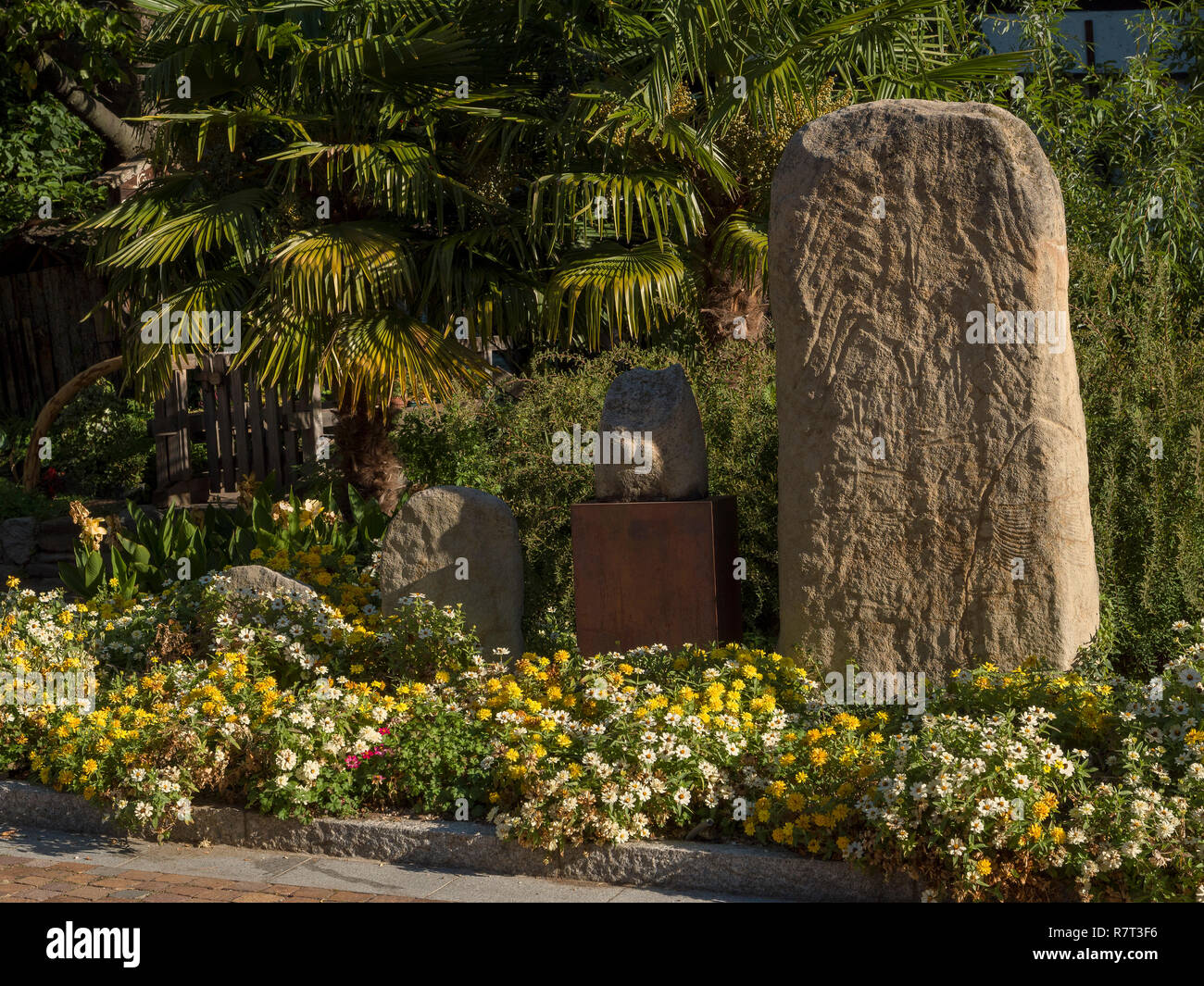 Menhir piazza della chiesa Lagundo vicino a Merano, Regione Sud Tyrol-Bolzano, Italia, Europa Foto Stock