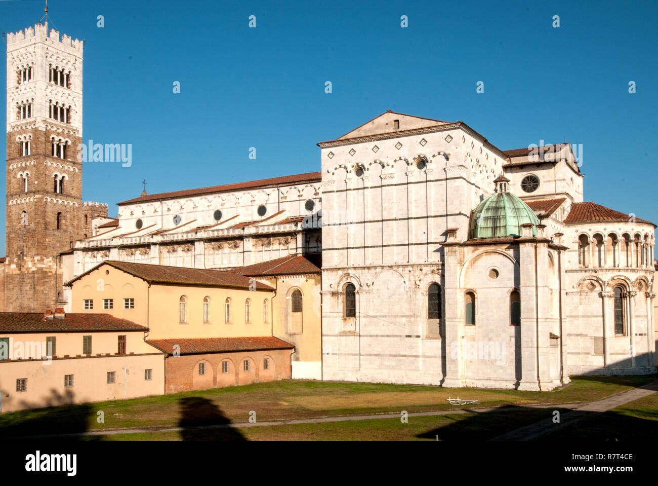 Lucca. San Martino la cattedrale di campanile dalle mura della città Foto Stock